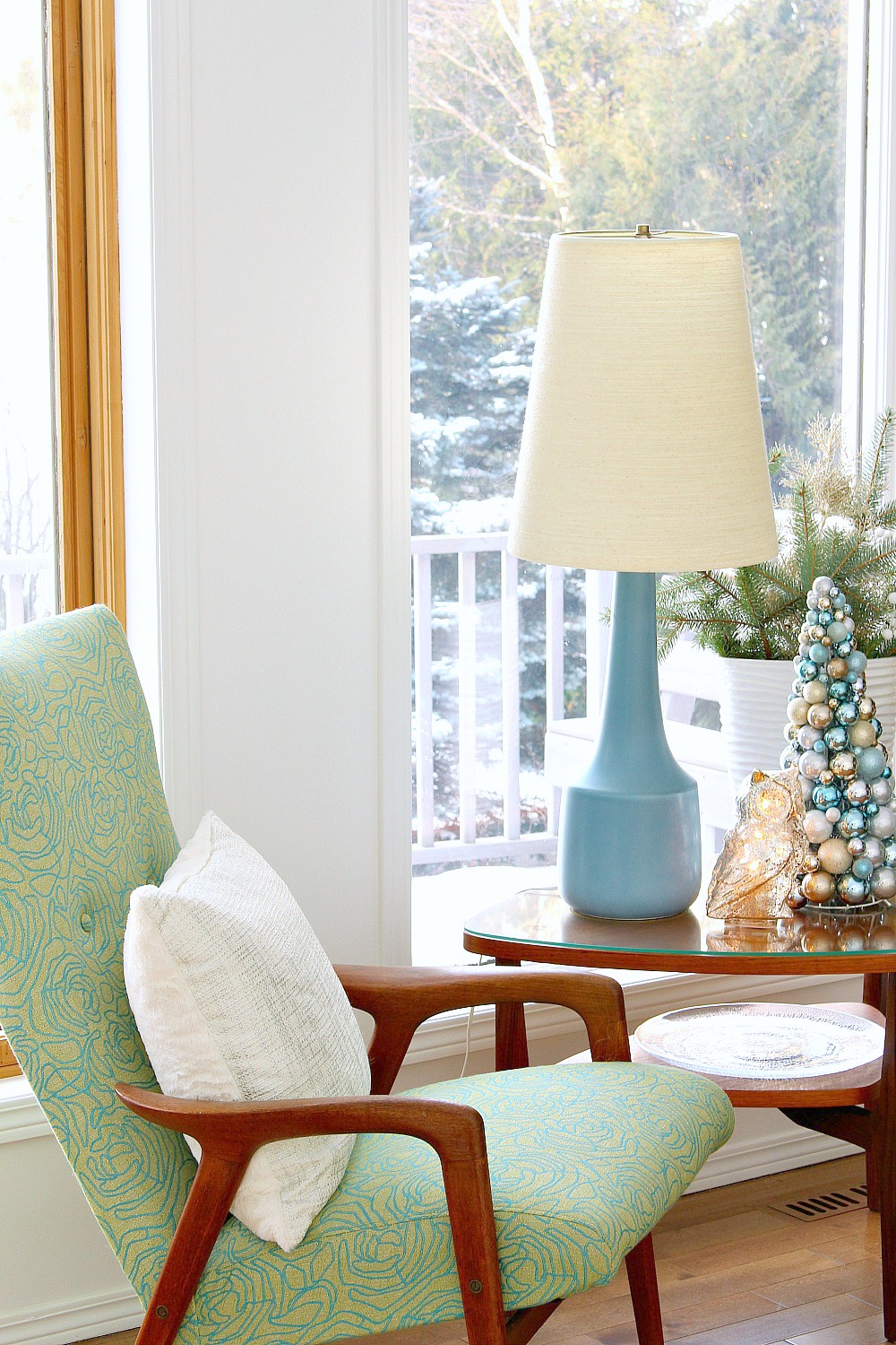 Wintry Blue and White Holiday Decorating Ideas