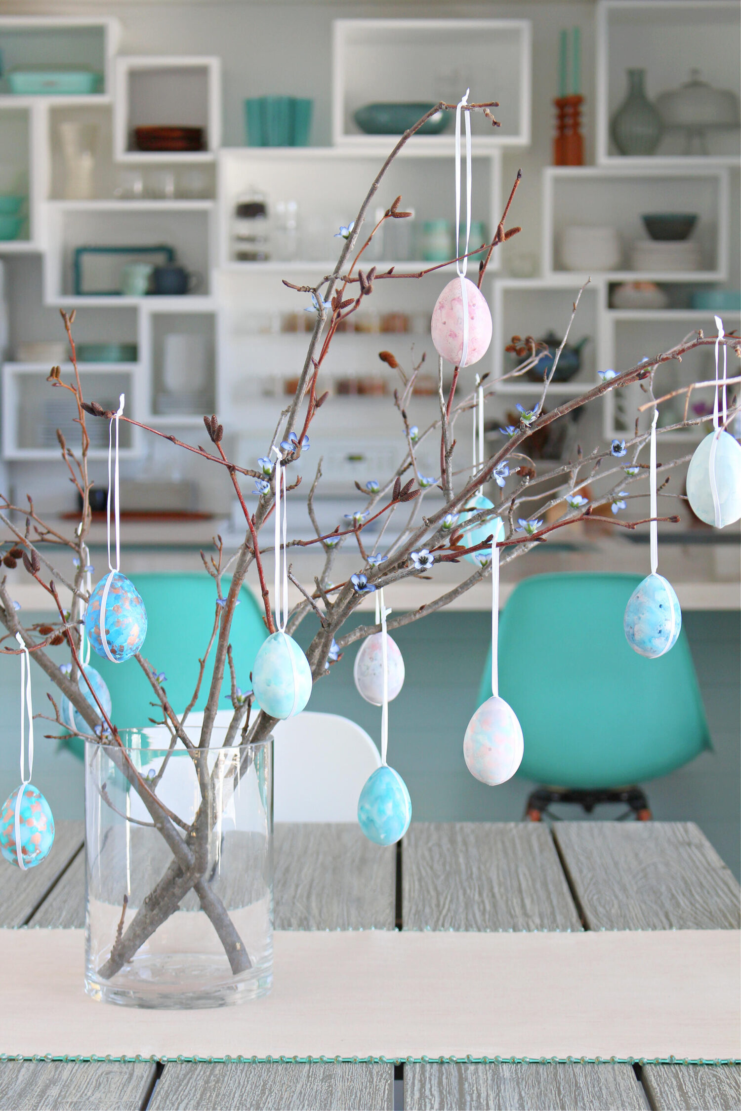 Easy Easter dining table centerpiece idea