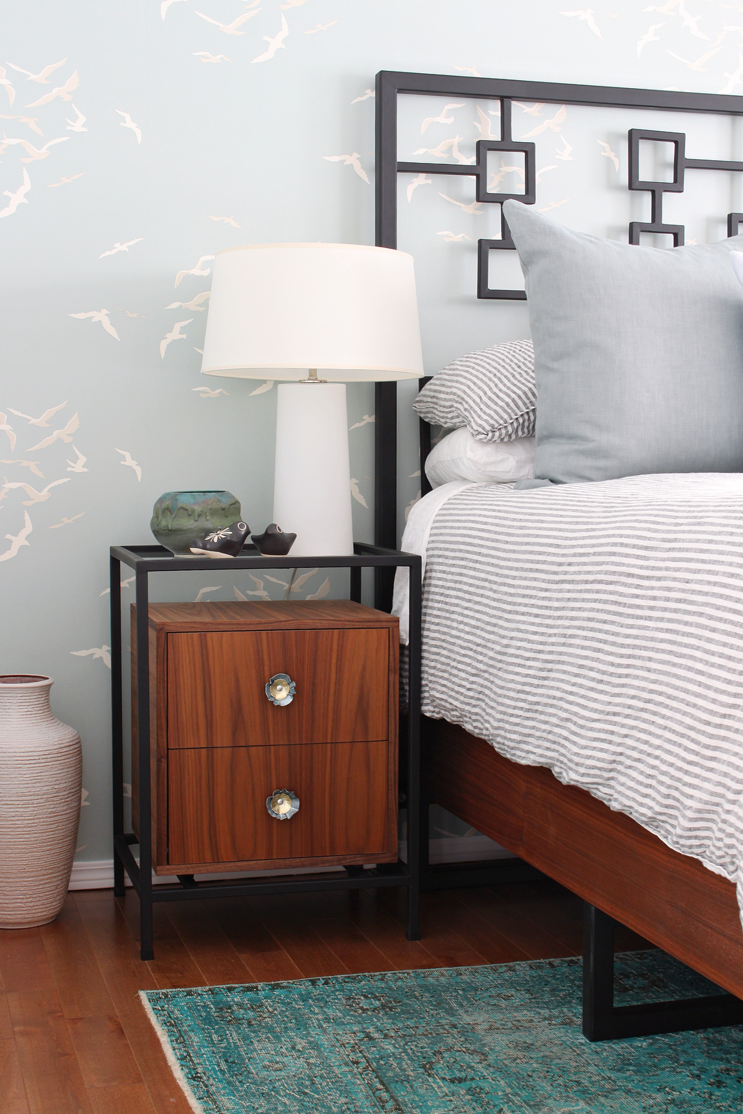 How to Build a Modern Nightstand with Drawers