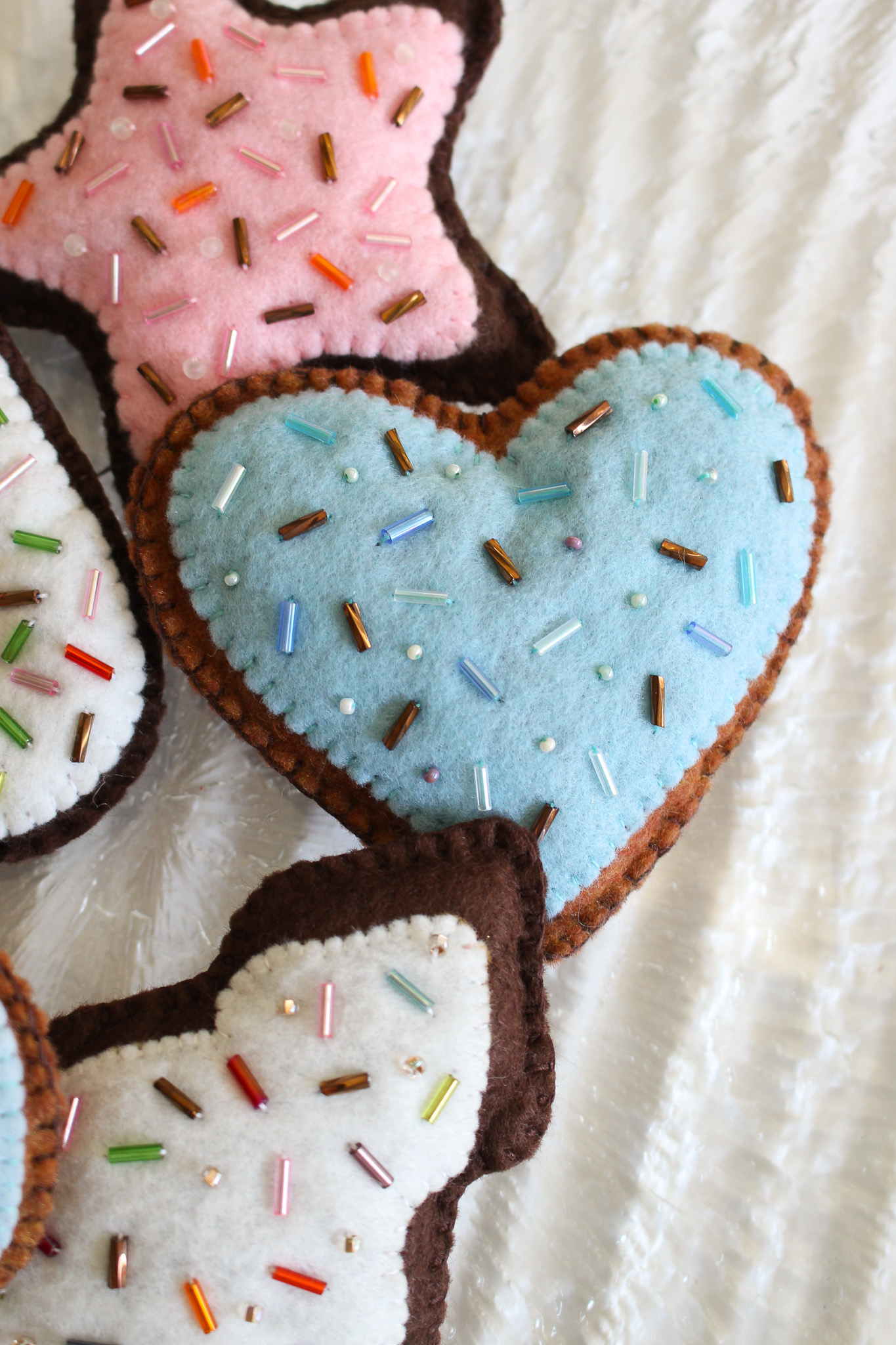 How to make felt cookie ornaments