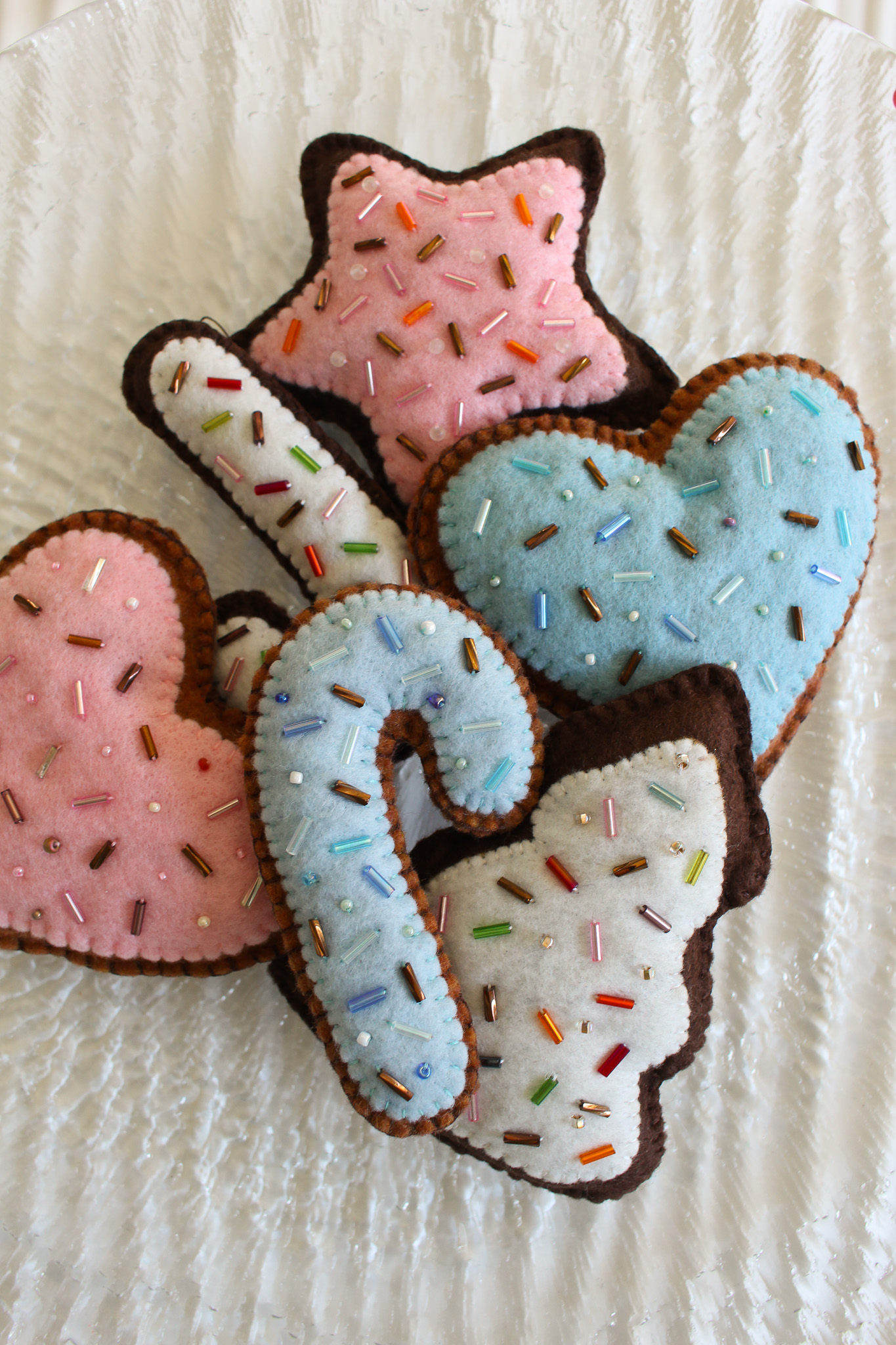 how to make felt cookie ornaments step by step