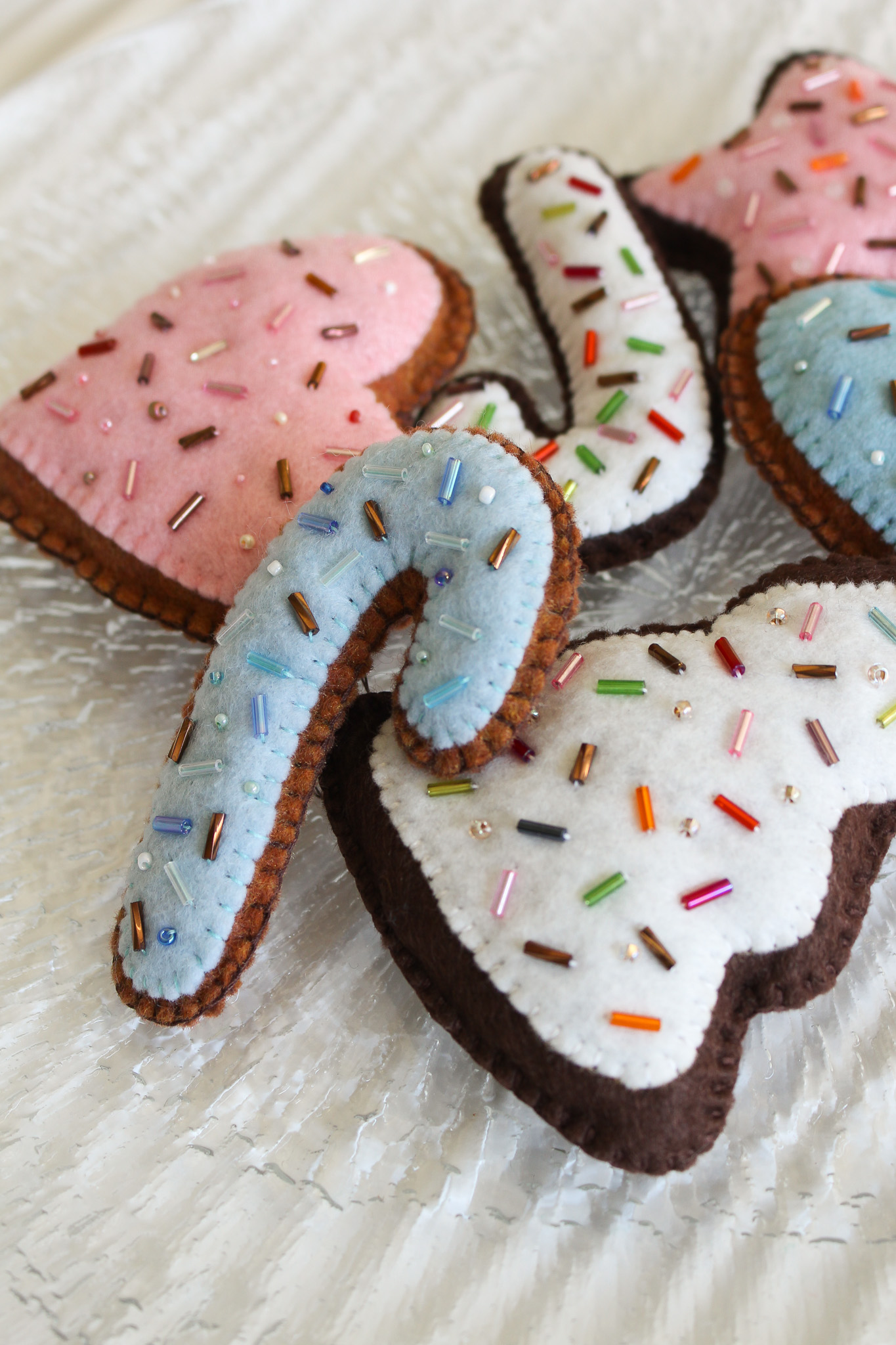 Gingerbread cookie Christmas ornaments made with felt DIY