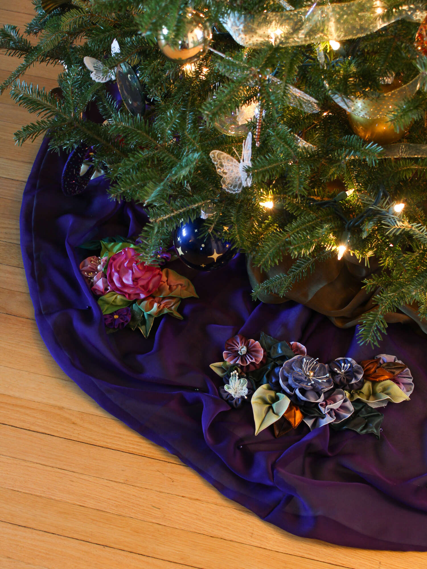 DIY Ribbon Flower Covered Tree Skirt