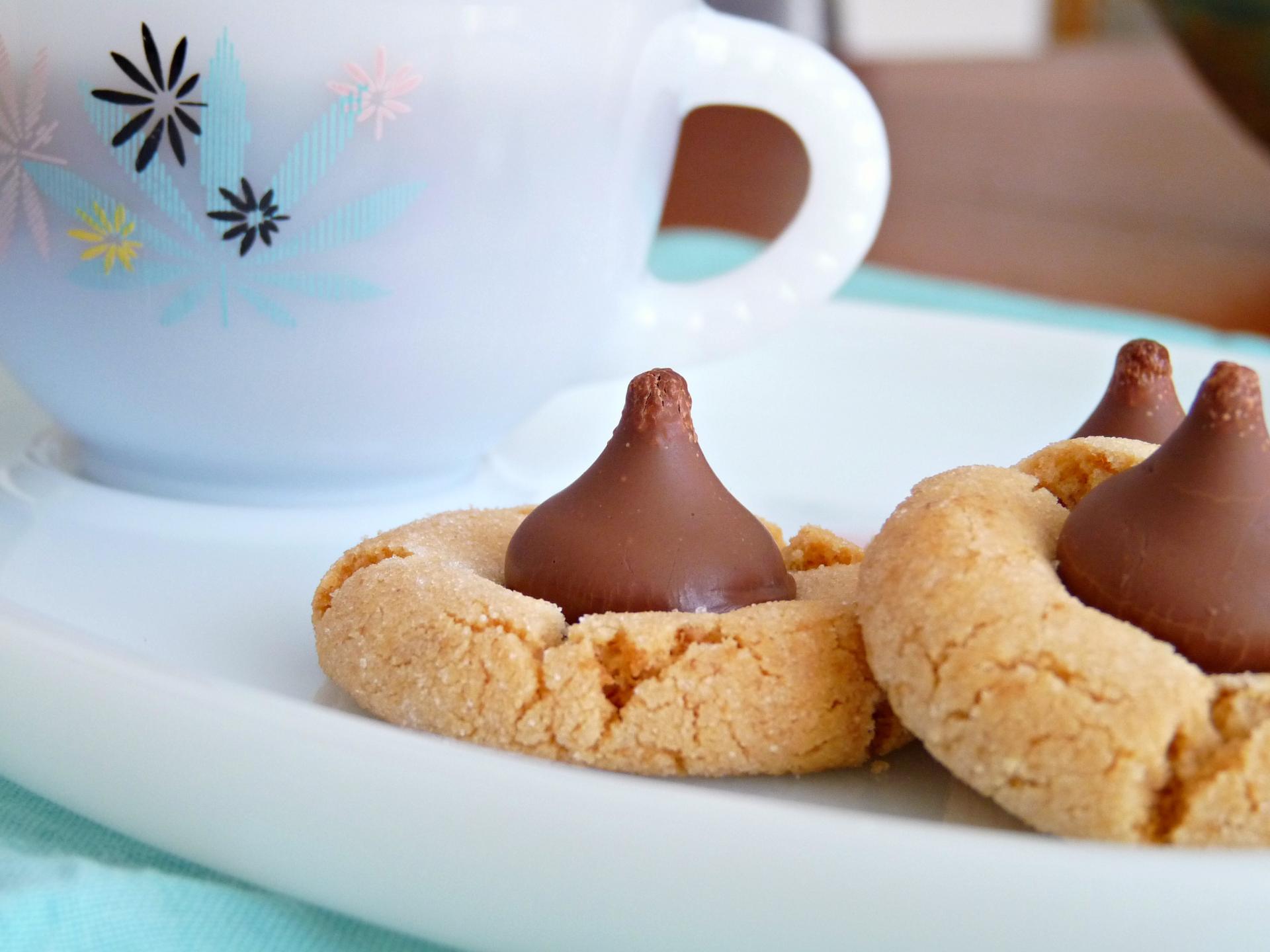 Recipe for Peanut Butter Cookies Sealed With a Kiss (Peanut Butter Blossoms)