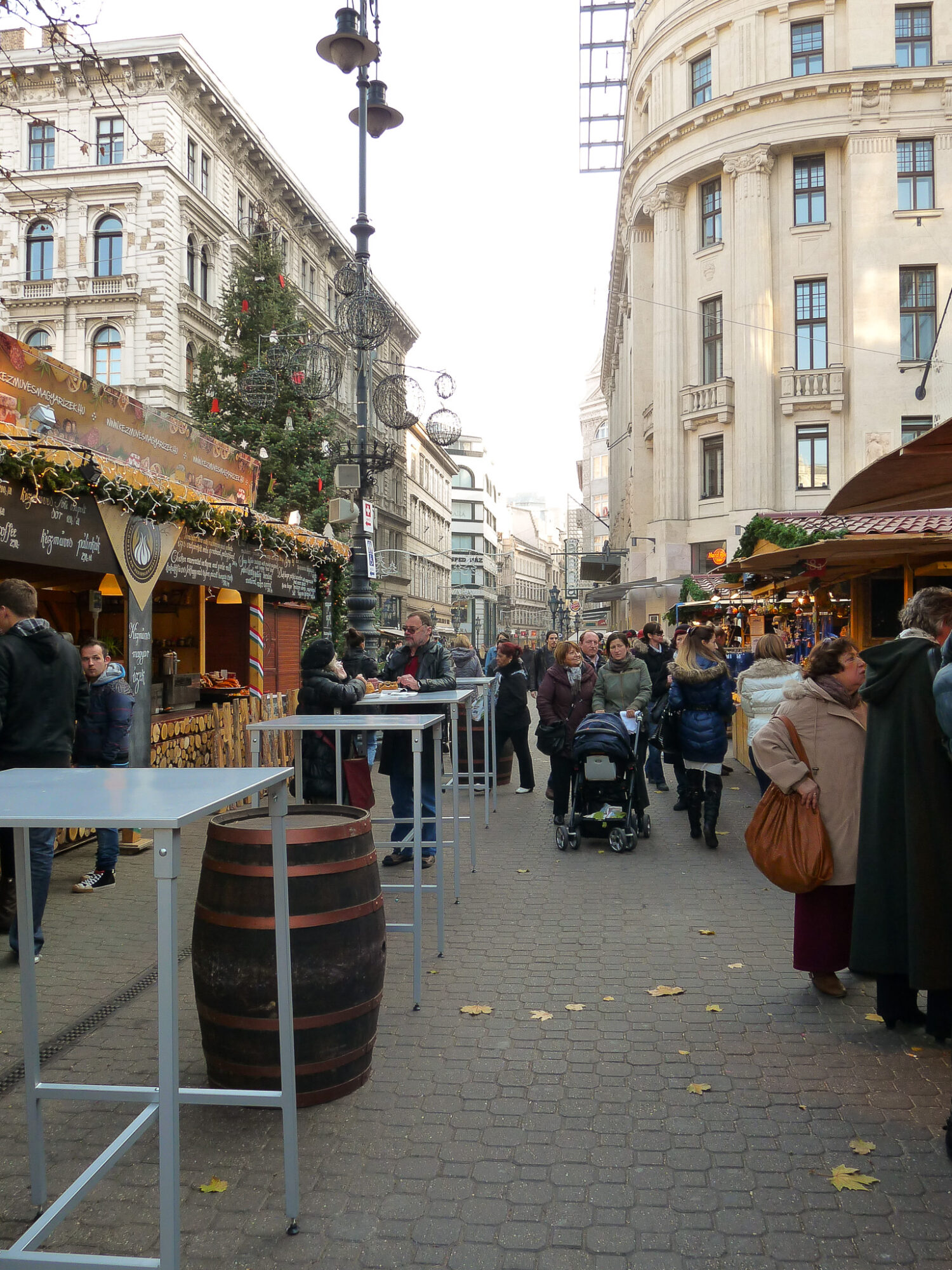 V&ouml;r&ouml;smarty Square at Christmas