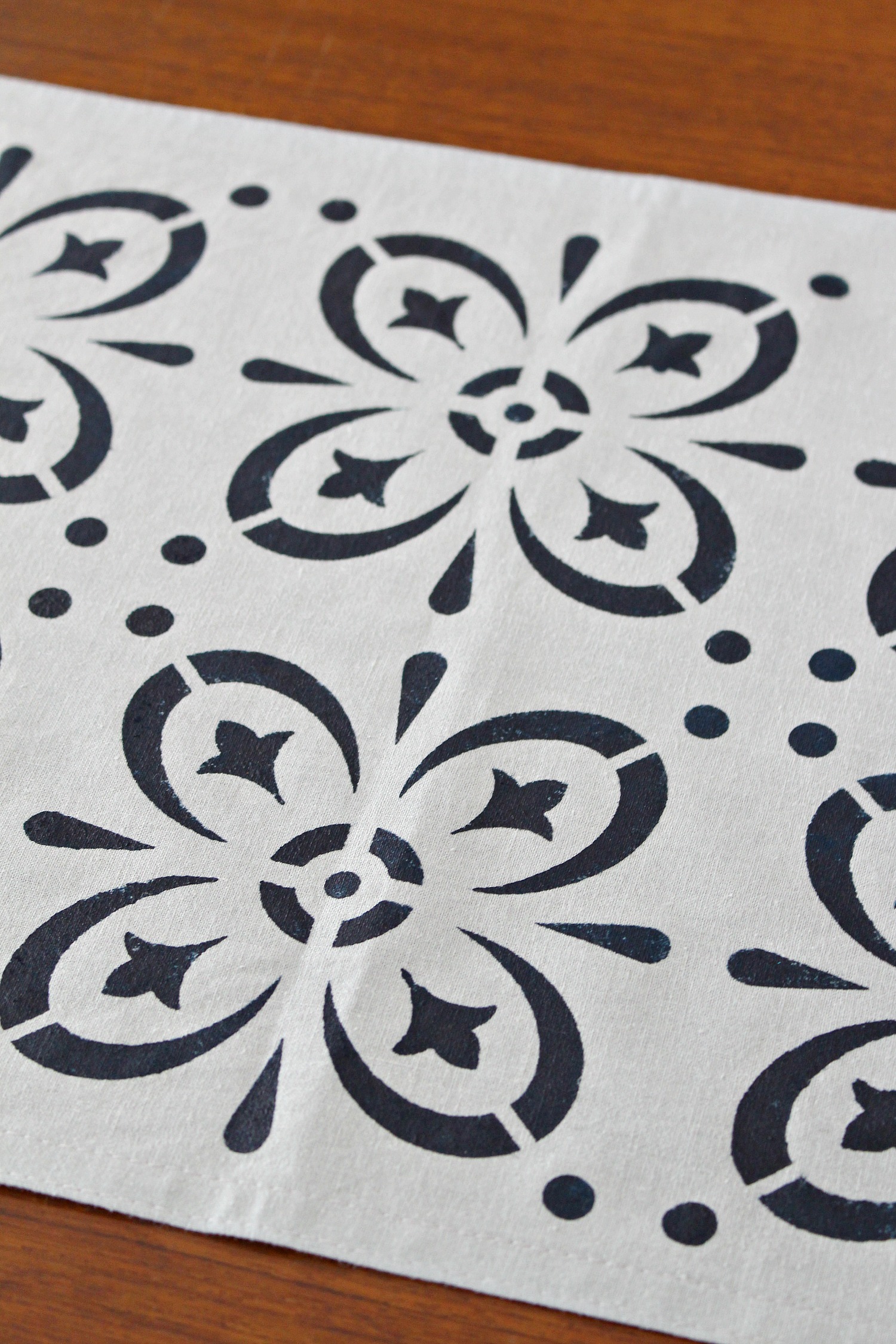 Diy Stenciled Fabric How To Stencil Fabric Dans Le Lakehouse