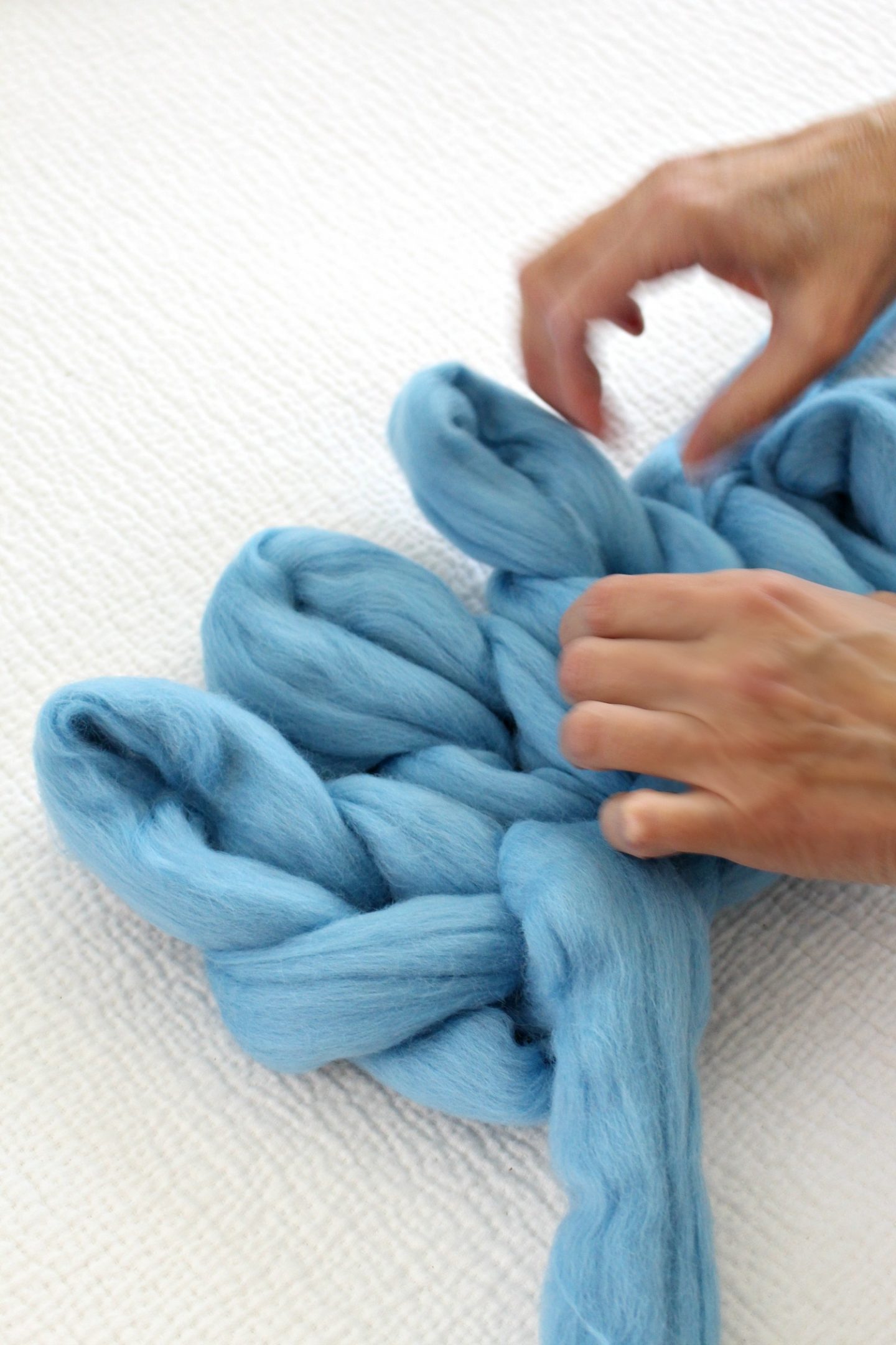 DIY Arm Knit Blanket Arm Knitting Tips & Tricks Dans le Lakehouse