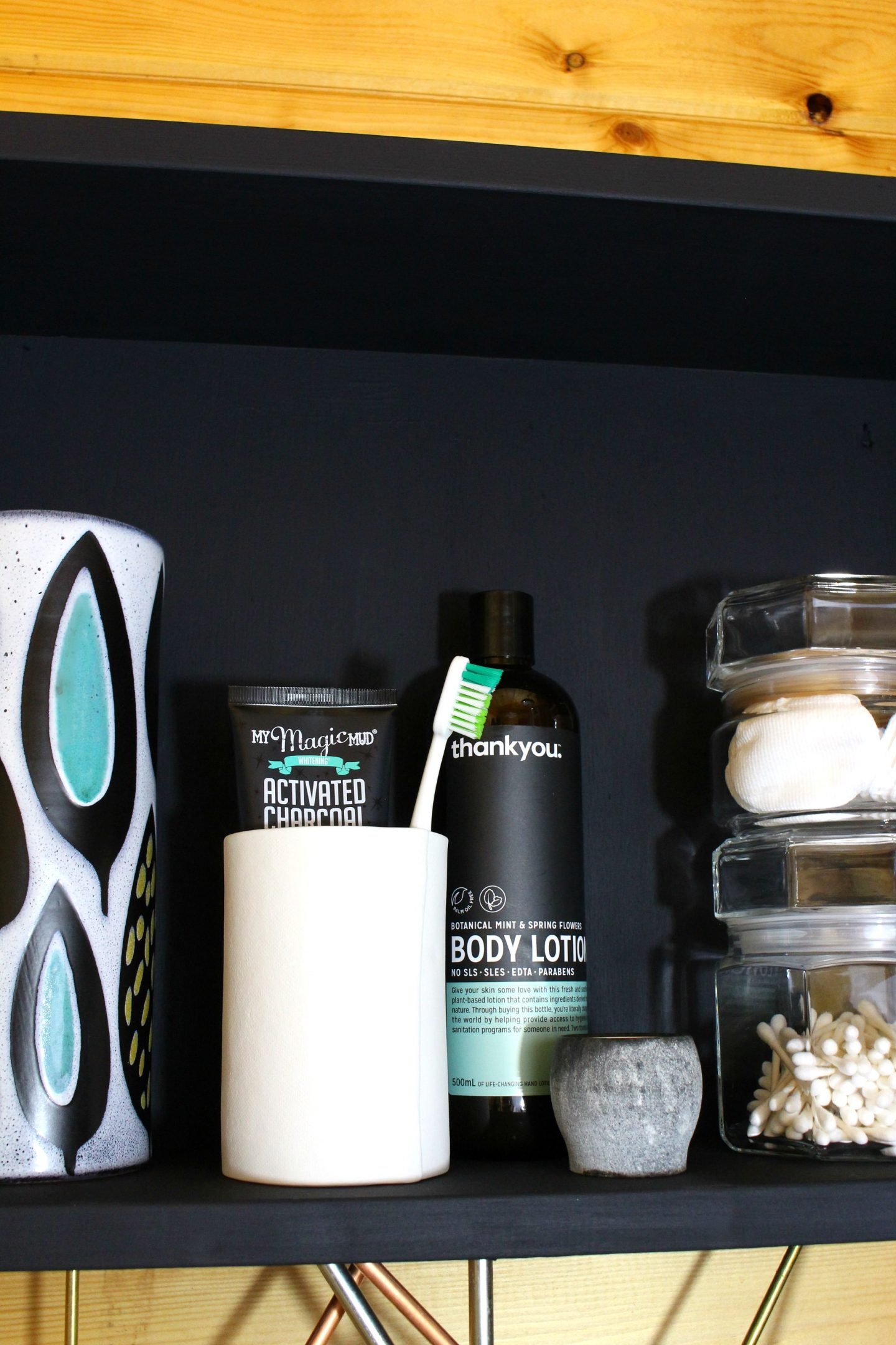 DIY Wood Storage Cubbies with Mid-Century Modern Inspired Metal Details #diy #diystorage #diywoodworking #bunkiebathroom