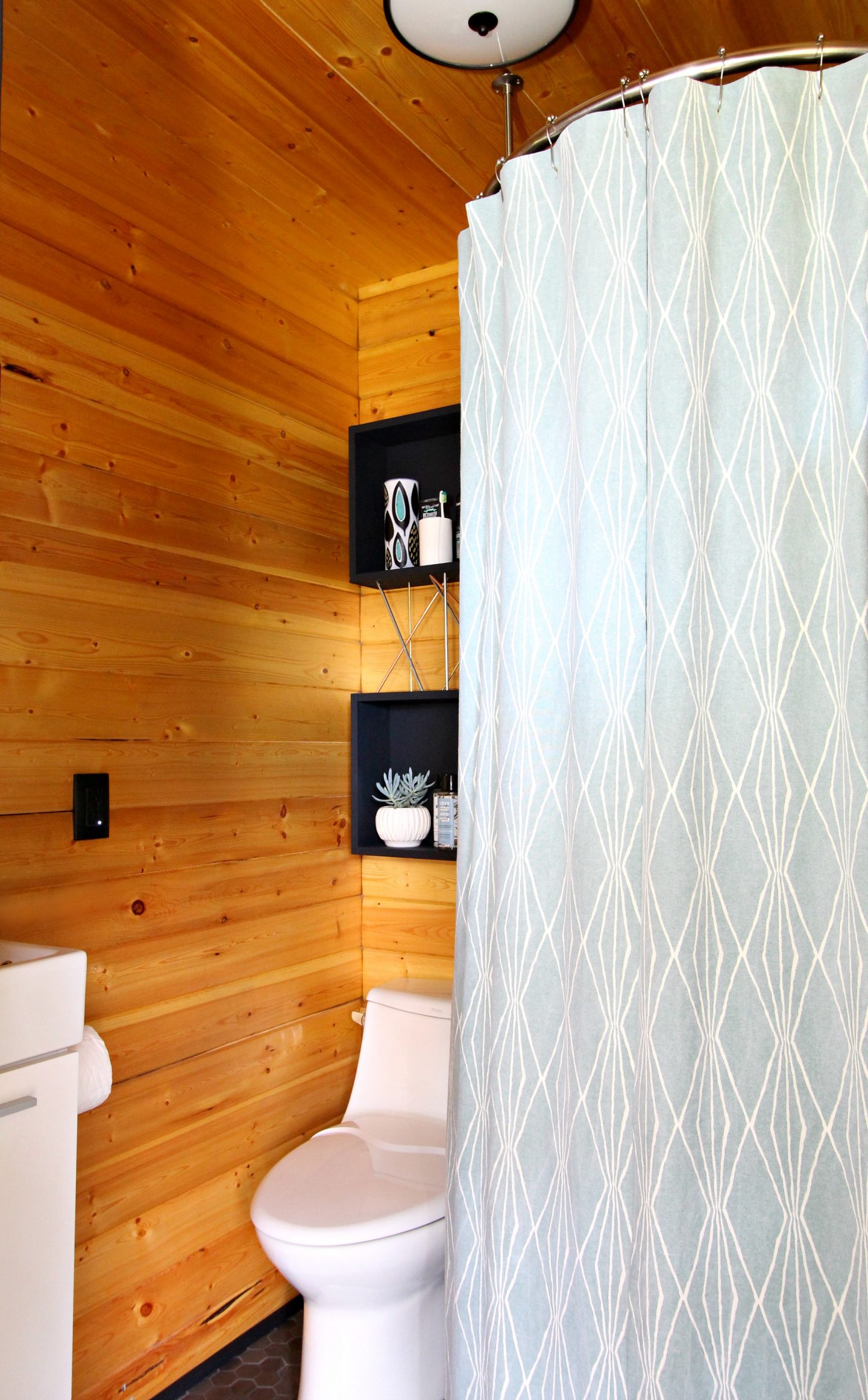 DIY Wood Storage Cubbies with Mid-Century Modern Inspired Metal Details #diy #diystorage #diywoodworking #bunkiebathroom