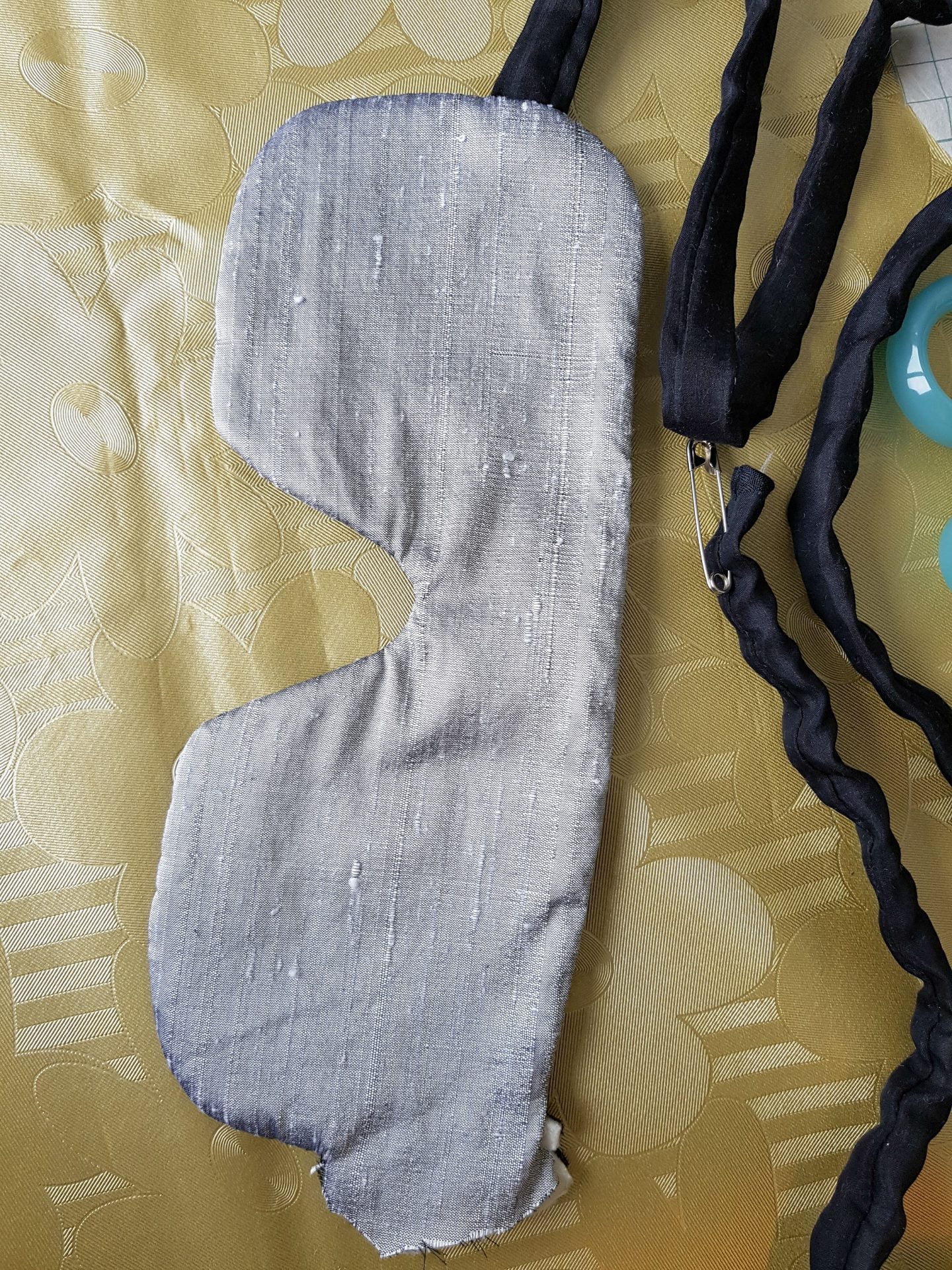 Learn How to Sew an Easy DIY Sleep Mask with Silk Fabric That's Gentle on Skin #sewing #sleepmask #sleep