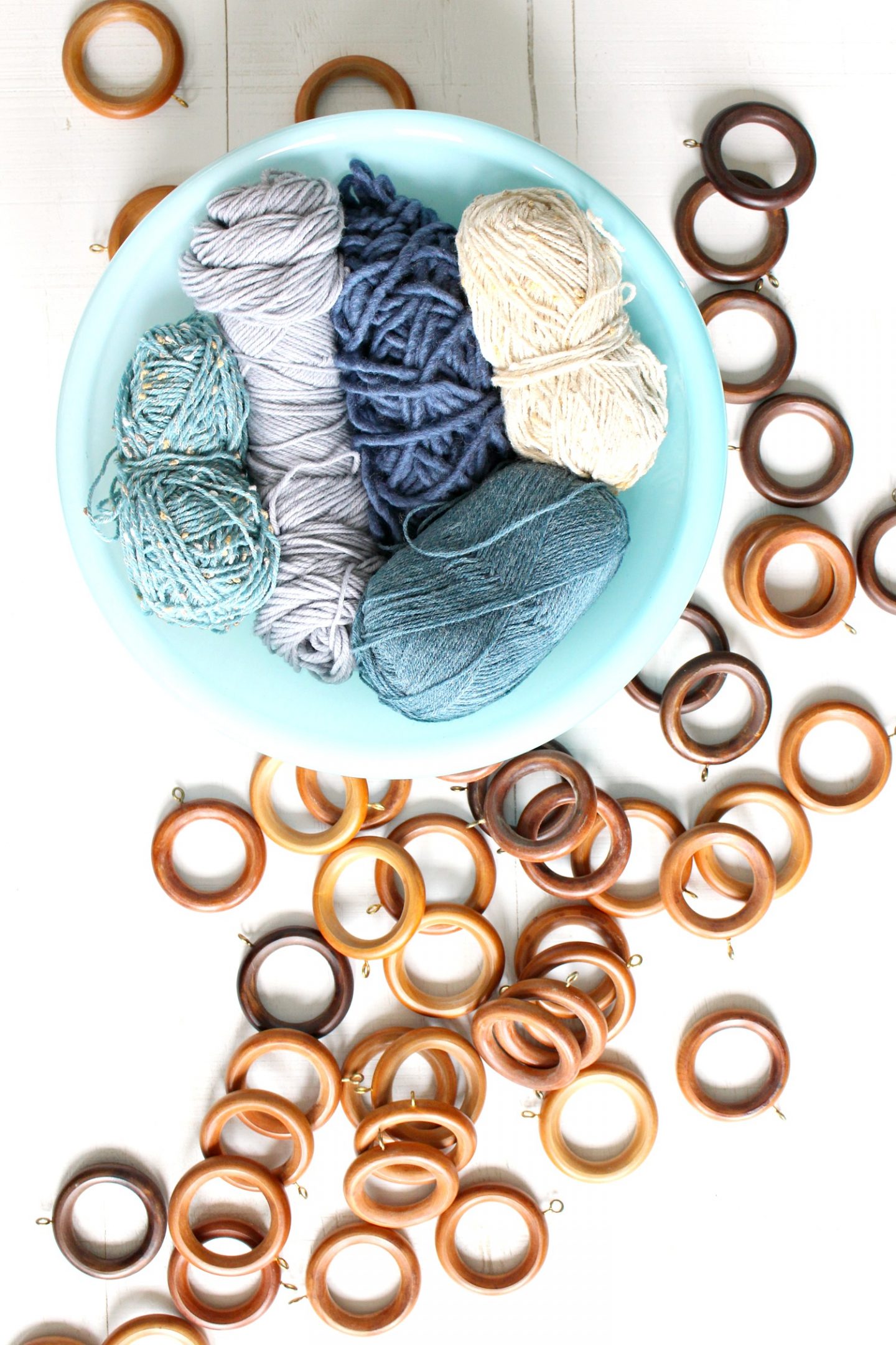 Easy No Weave DIY Wool Wall Hanging on Driftwood. Modern Coastal DIY Artwork Using Lake Superior Driftwood. Budget-Friendly Wall Art. #DIY #fiberart #driftwoodart