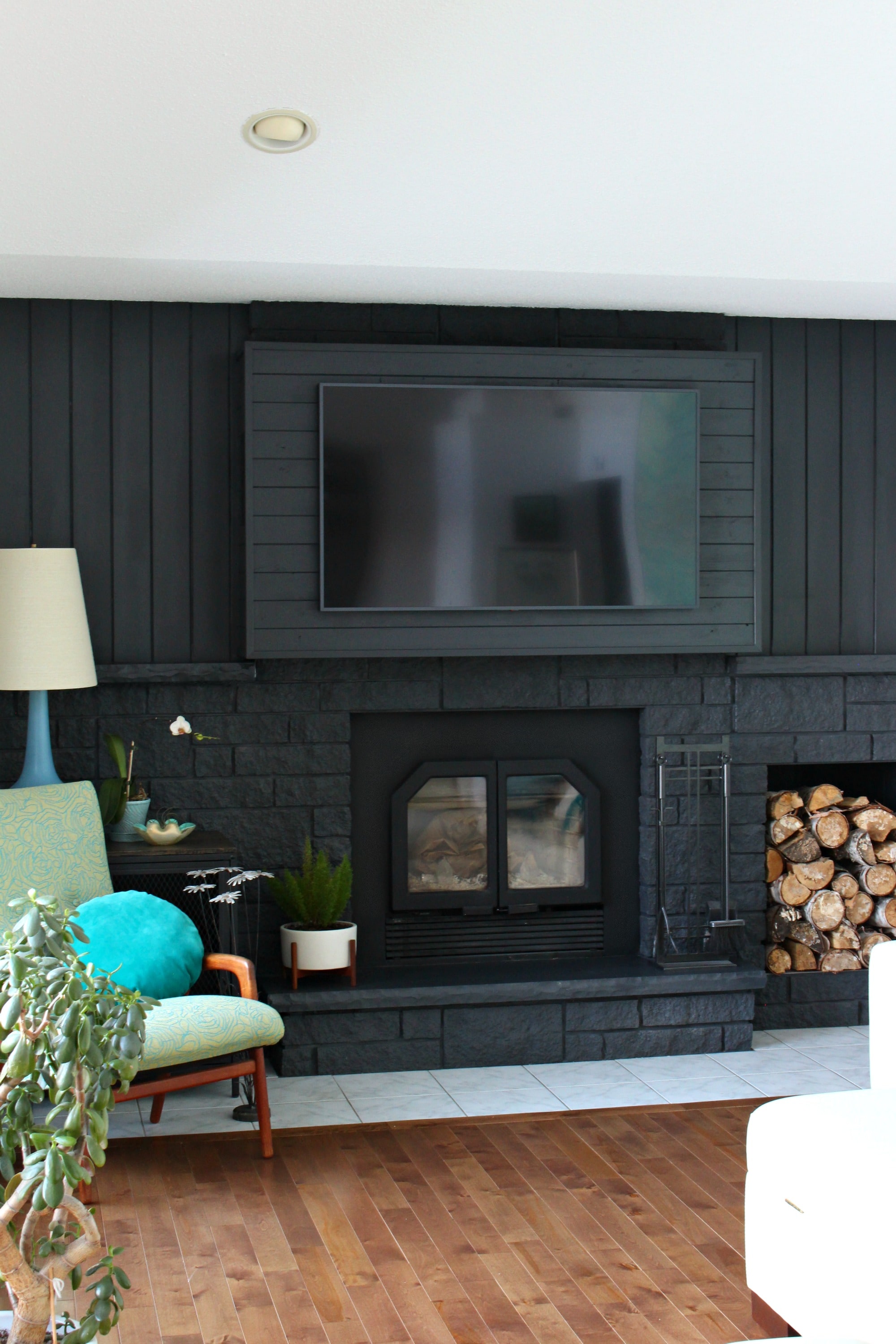 How to Build a Fireplace Bump Out to Hang a TV | Dans le Lakehouse