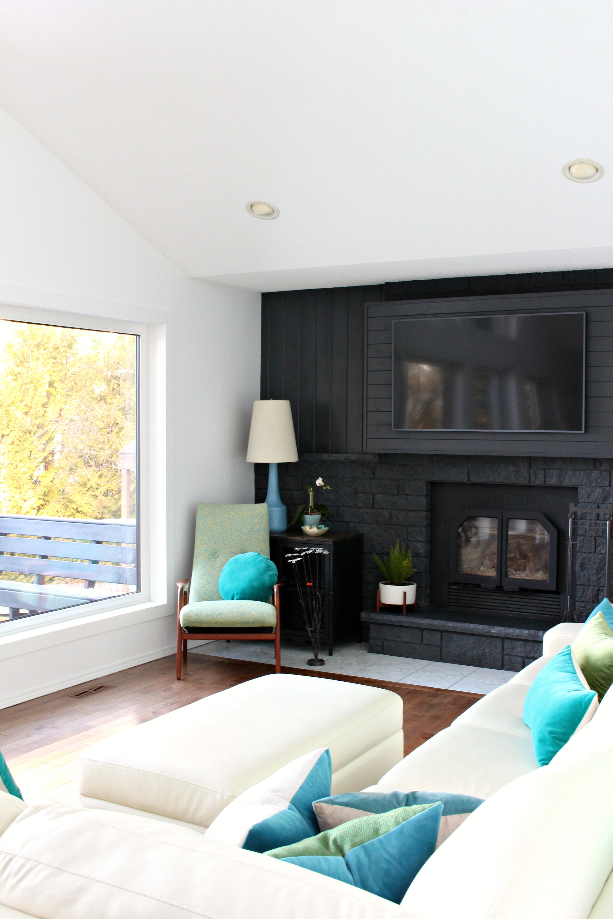 How to Build a Fireplace Bump Out to Hang a TV Dans le Lakehouse