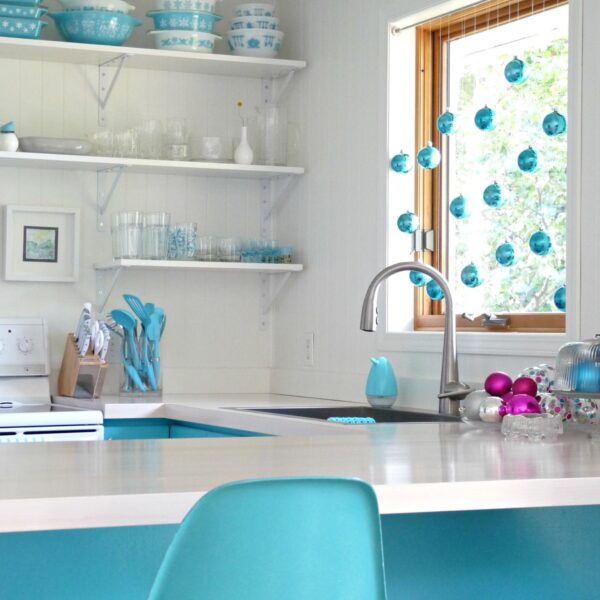 HOW TO HANG ORNAMENTS IN A WINDOW WITHOUT DAMAGE