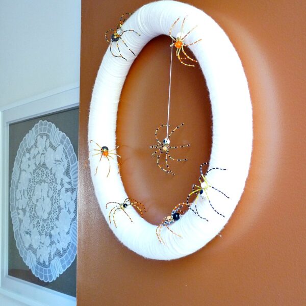 DIY YARN WRAPPED SPIDER WREATH FOR HALLOWEEN