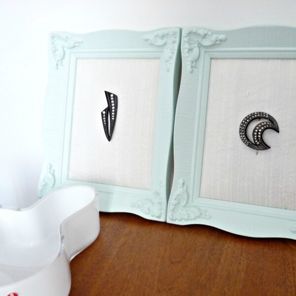 FRAMED VINTAGE BROOCHES