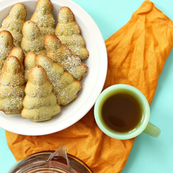 NATURALL GREEN TREE SHAPED CAKES