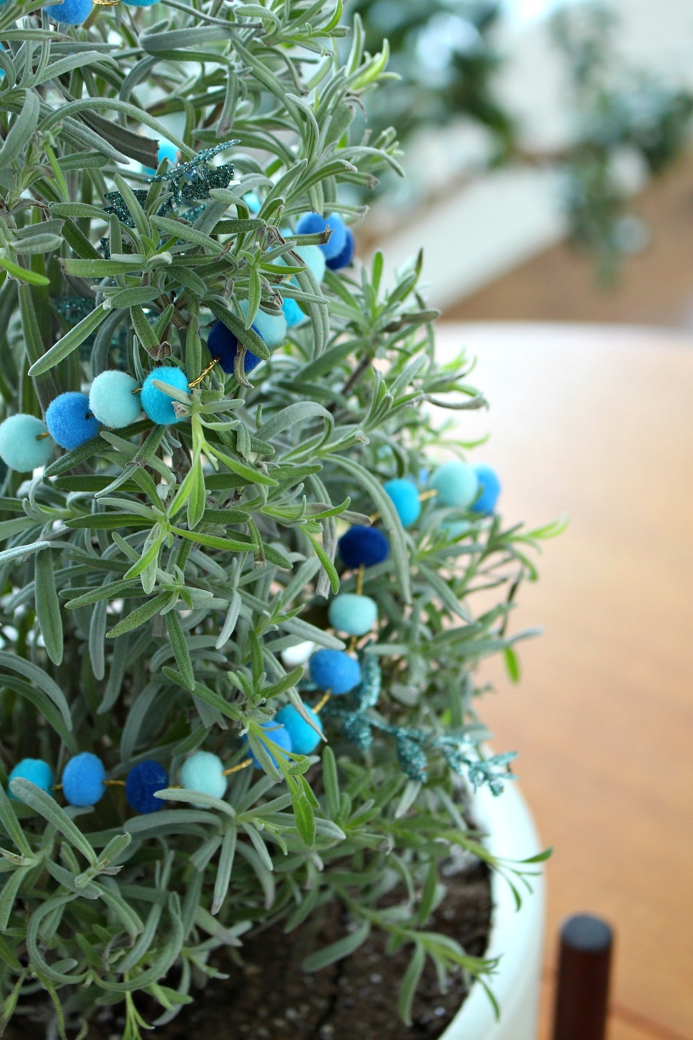 MINI POM POM GARLAND DIY FOR HOUSE PLANTS