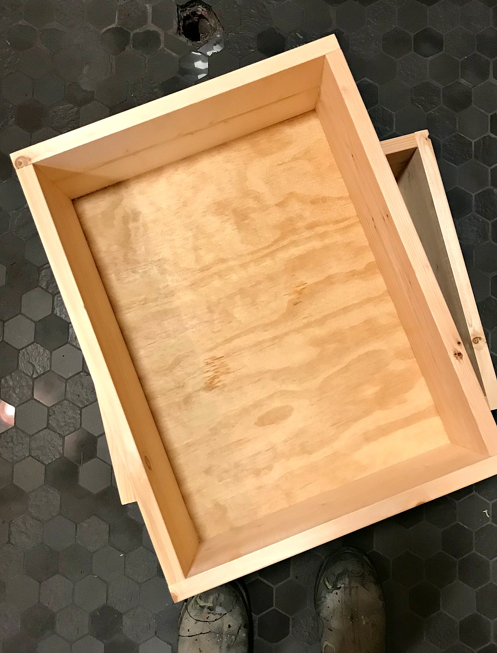 DIY Wood Storage Cubbies with Mid-Century Modern Inspired Metal Details #diy #diystorage #diywoodworking #bunkiebathroom