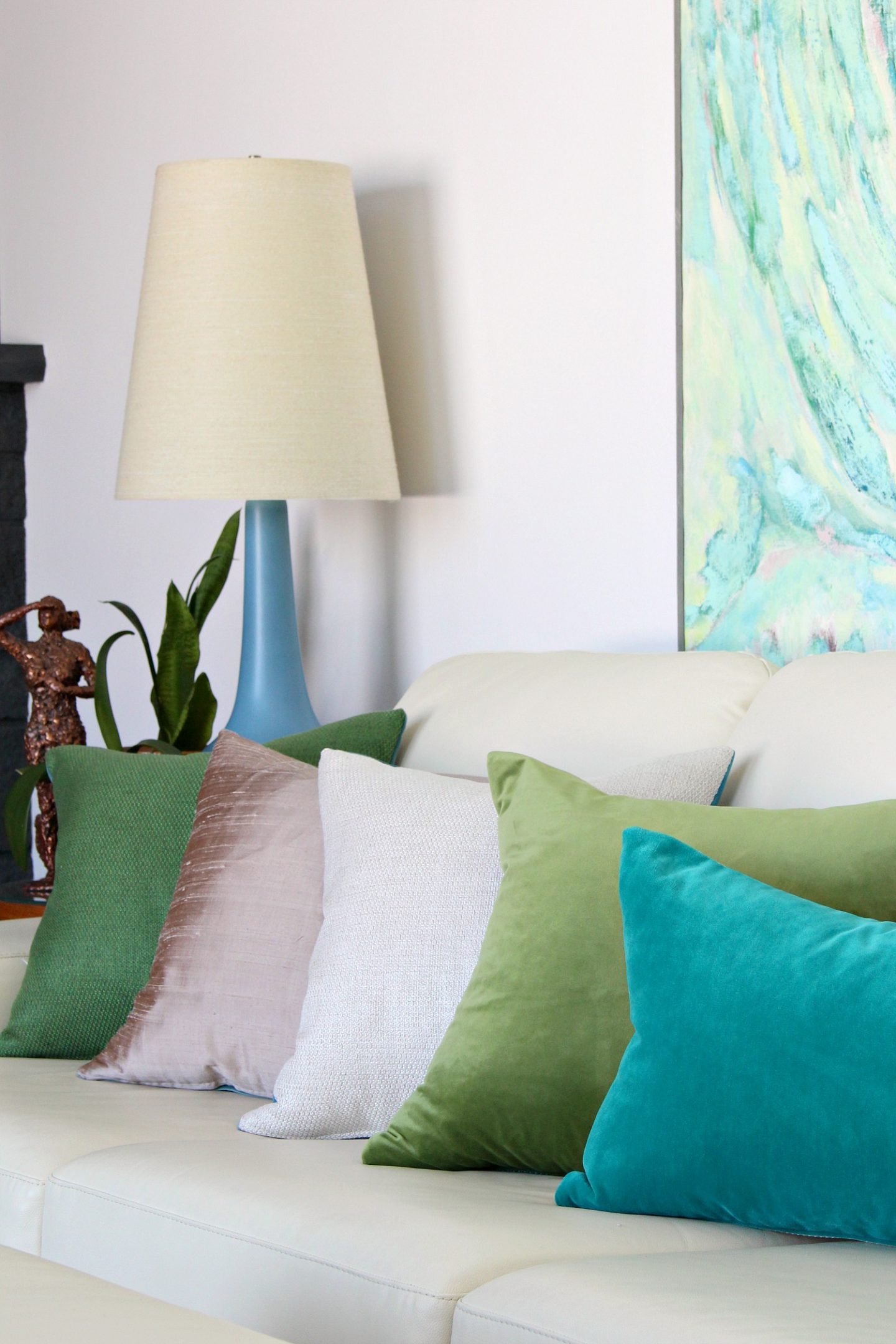 Simple Lake House Spring Home Tour with Vintage Meets Modern Coastal Style #springhometour #springdecor #hometour #lakehouse #moderncoastal