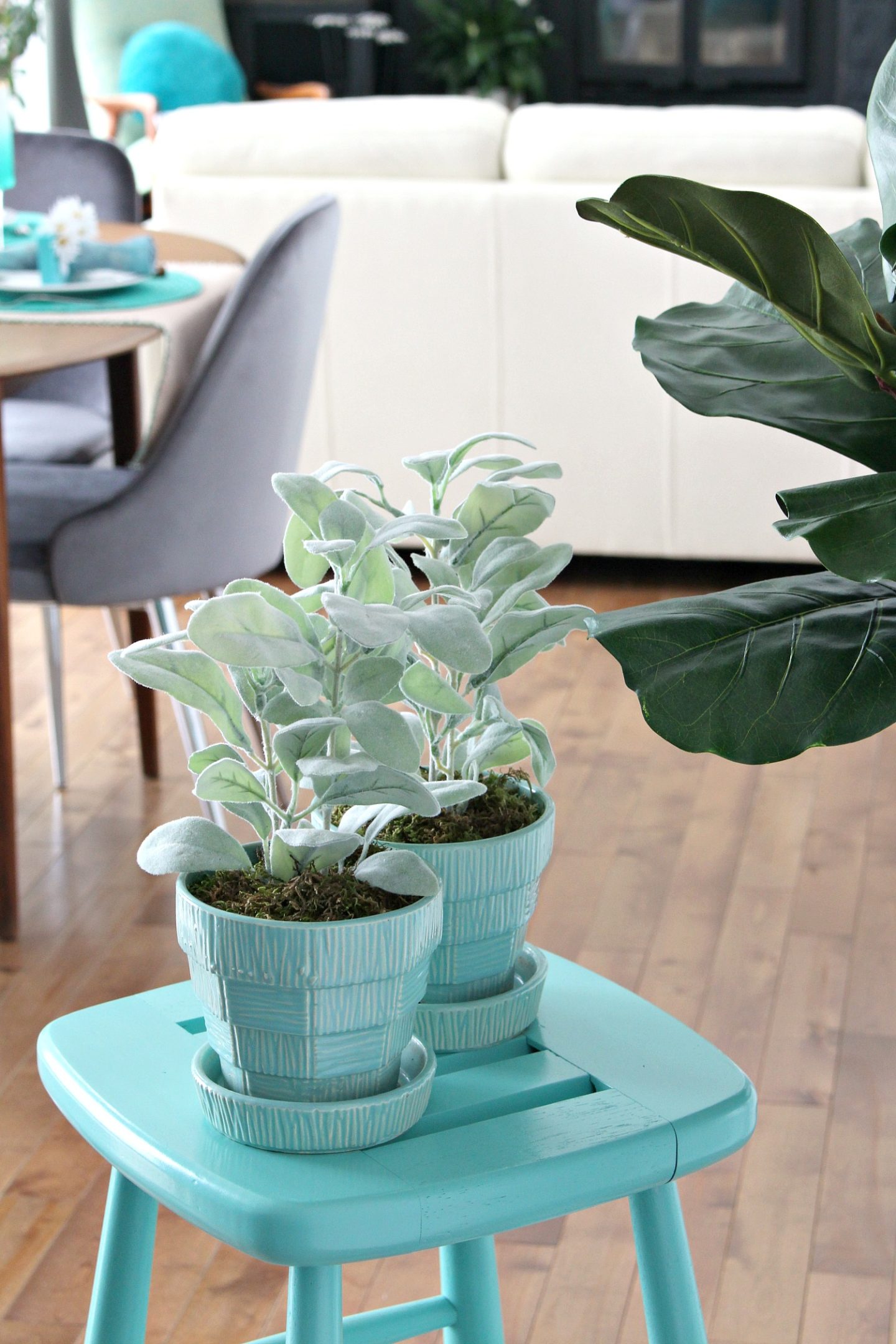 Turquoise Lacquer Stool Makeover | Rust-Oleum Speciality Lacquer Turquoise Review #lacquerpaint #furnituremakeover #upcycle #spraypaint #rustoleum