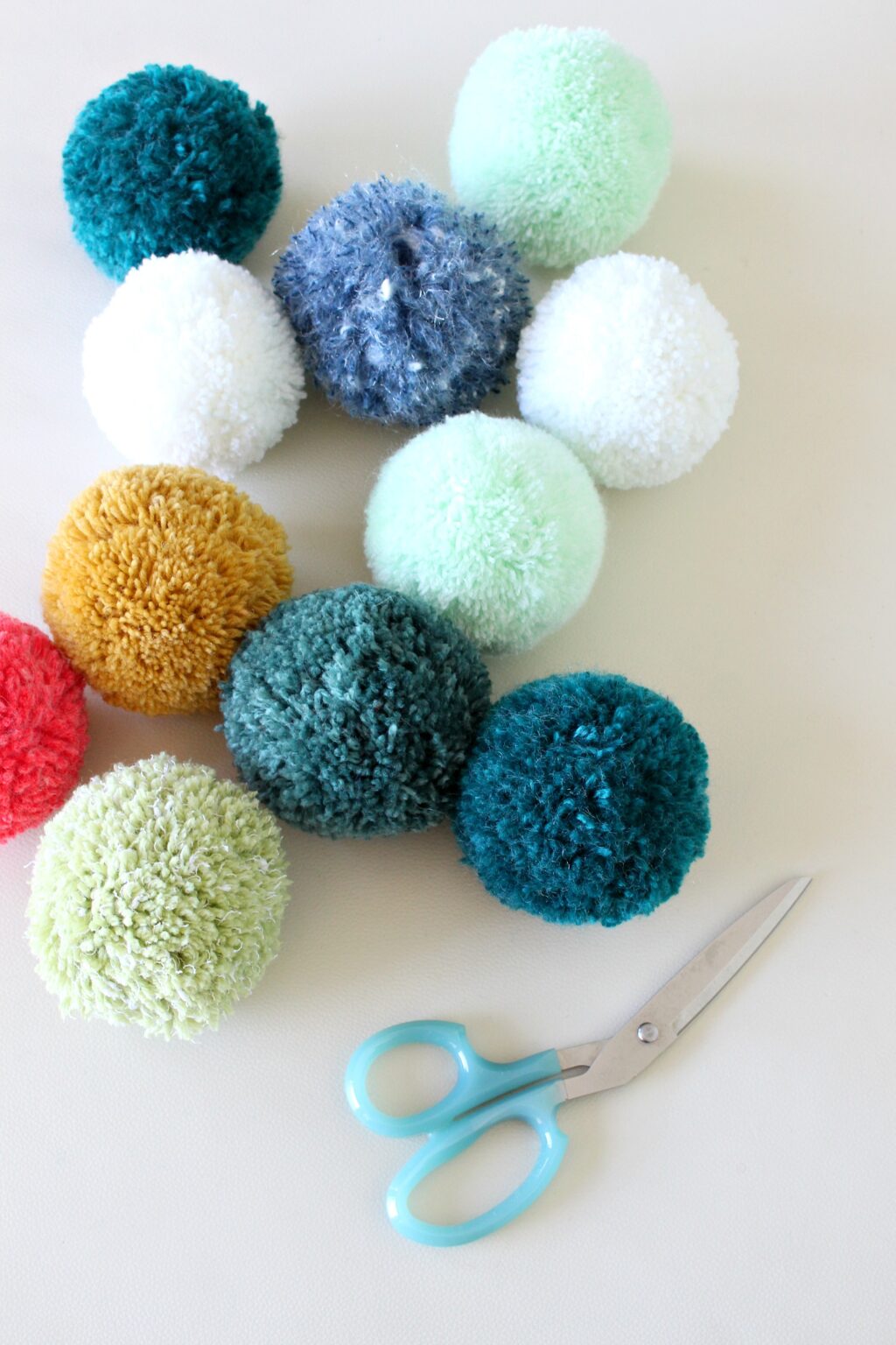 Diy Pom Poms How To Make Fluffy Pom Poms Dans Le Lakehouse