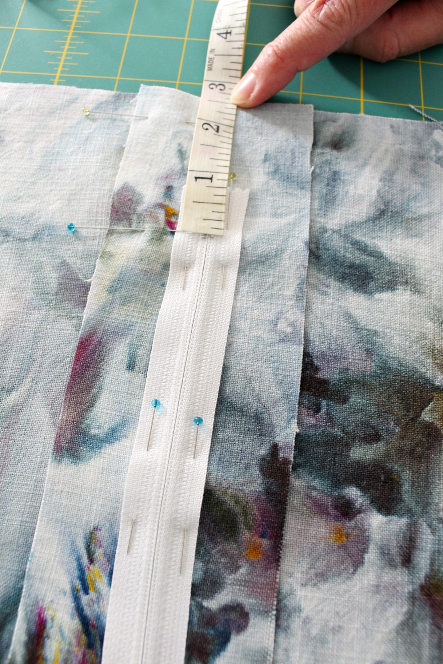 How to put a zipper into a pillow