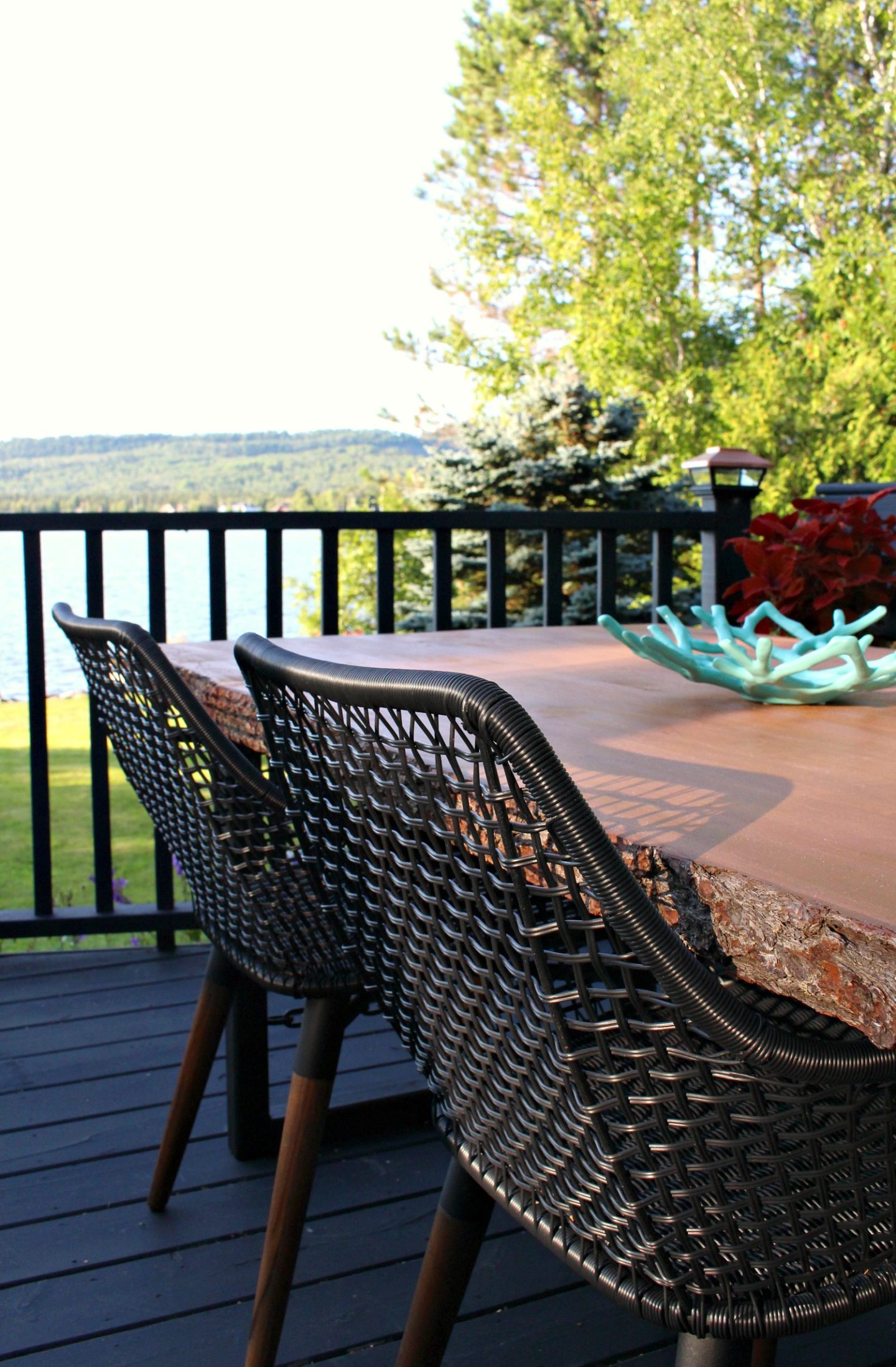 Diy Live Edge Table With Welded Chain Legs Dans Le Lakehouse