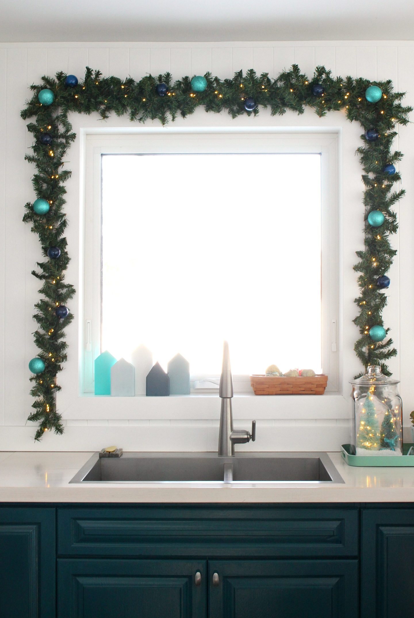 Dollar Store Garland DIY | Lighted Garland For Less | Dans le Lakehouse