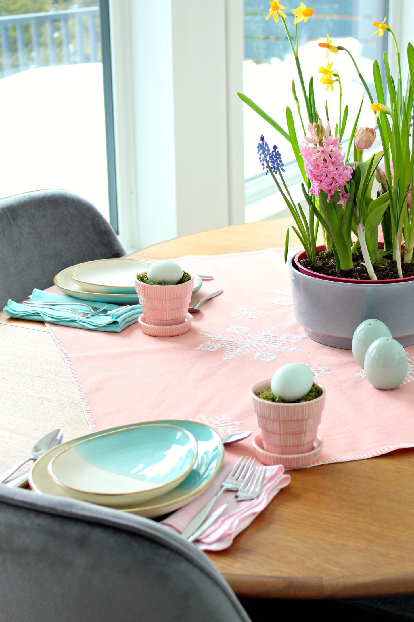 egg shaped salt and pepper shakers