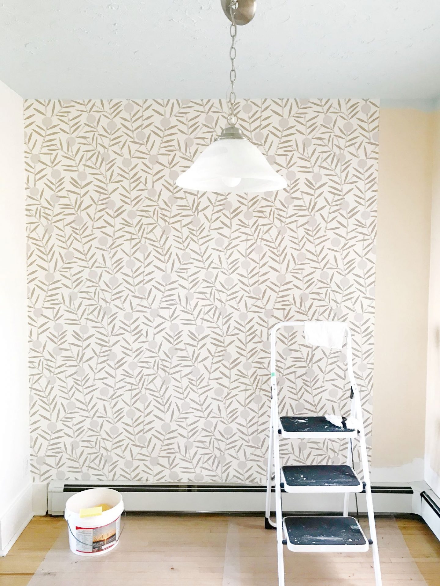 How to Hang Wallpaper