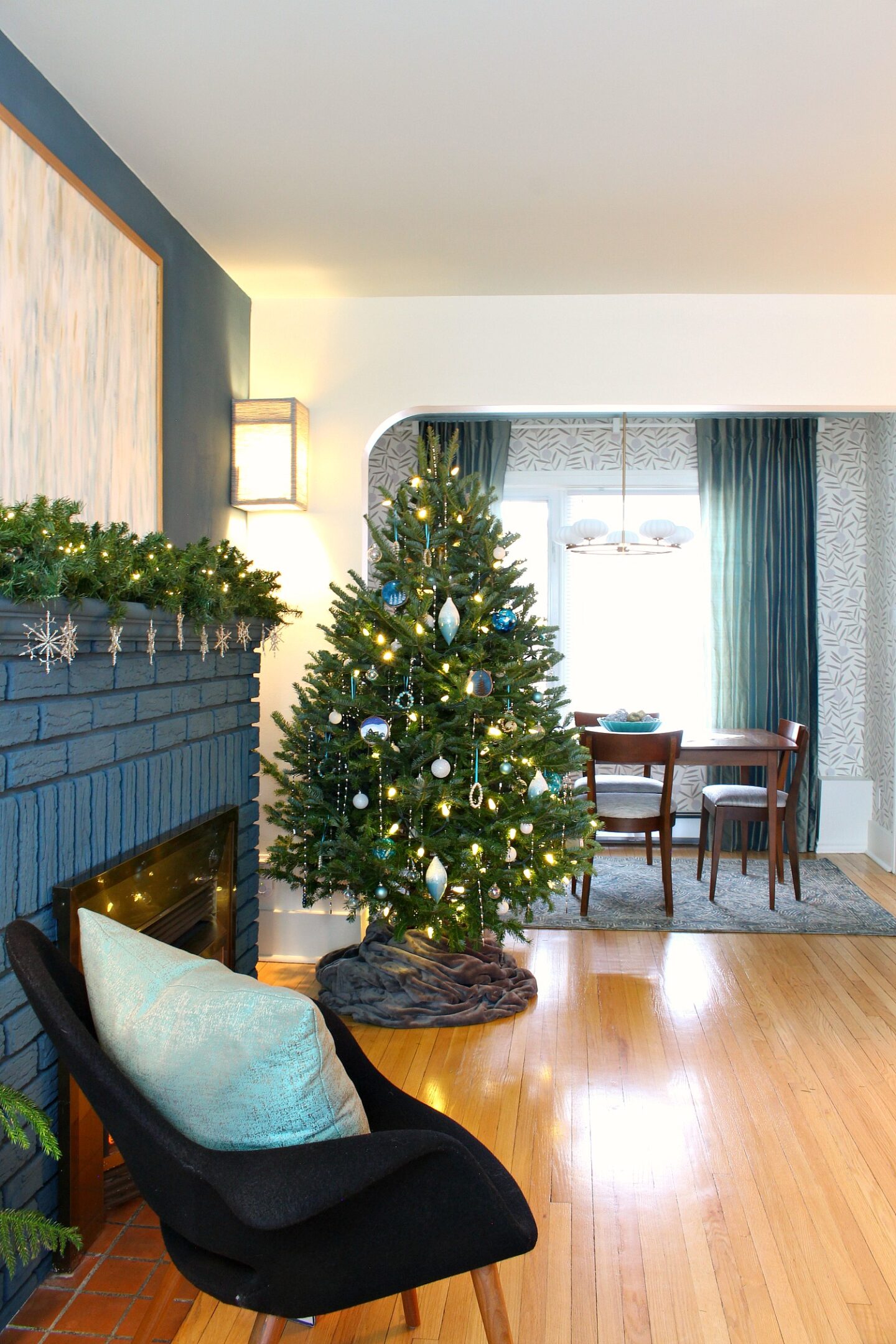 Turquoise and White Christmas Tree Theme 