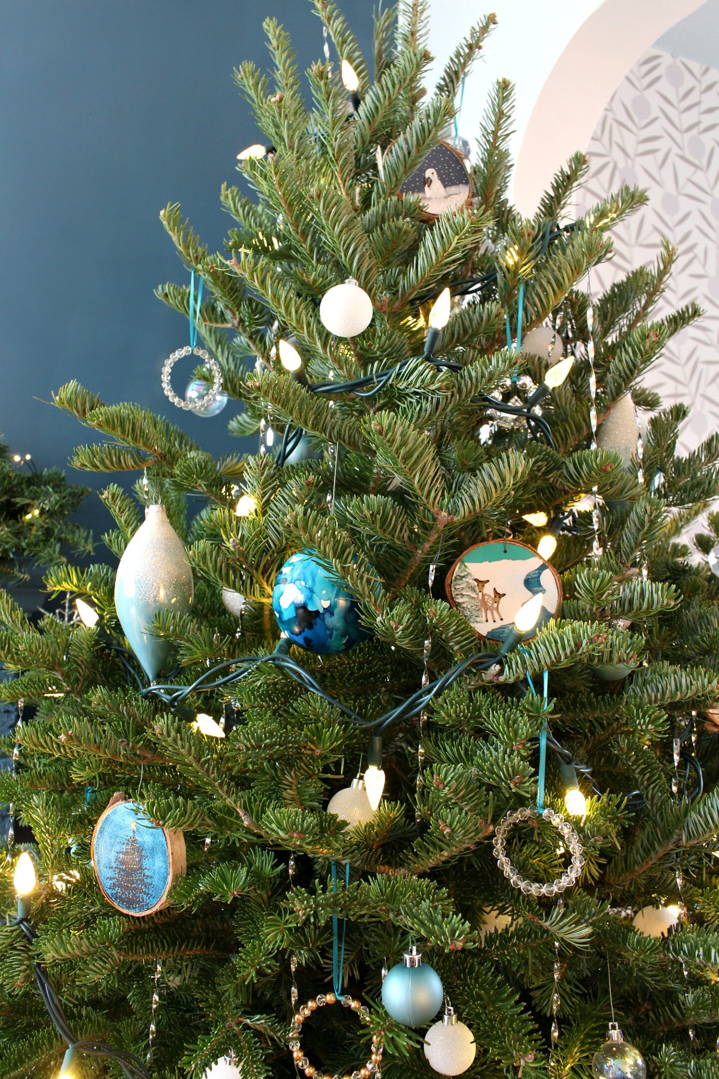 Simple Old Fashioned Tree Decor