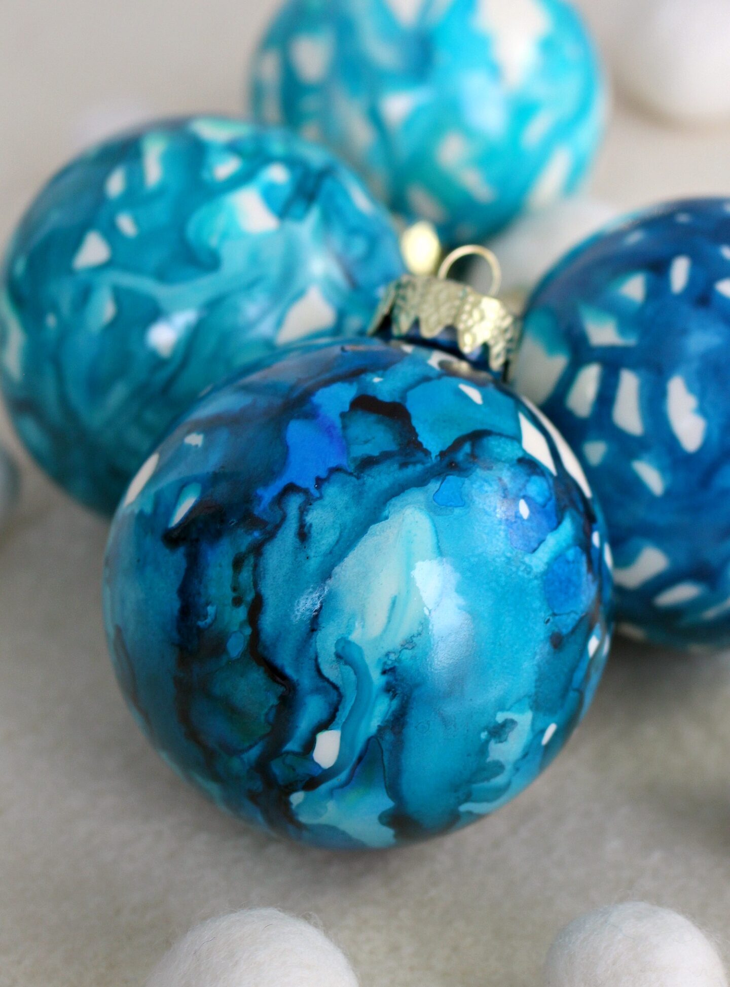 DIY Alcohol Ink Christmas Ornaments | Dans le Lakehouse