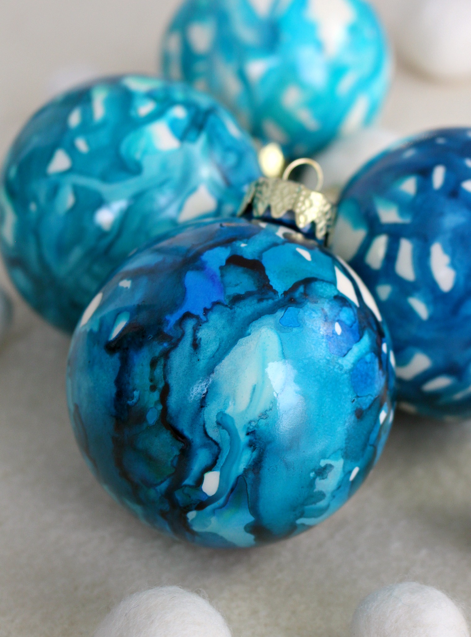 DIY Alcohol Ink Christmas Ornaments | Dans le Lakehouse