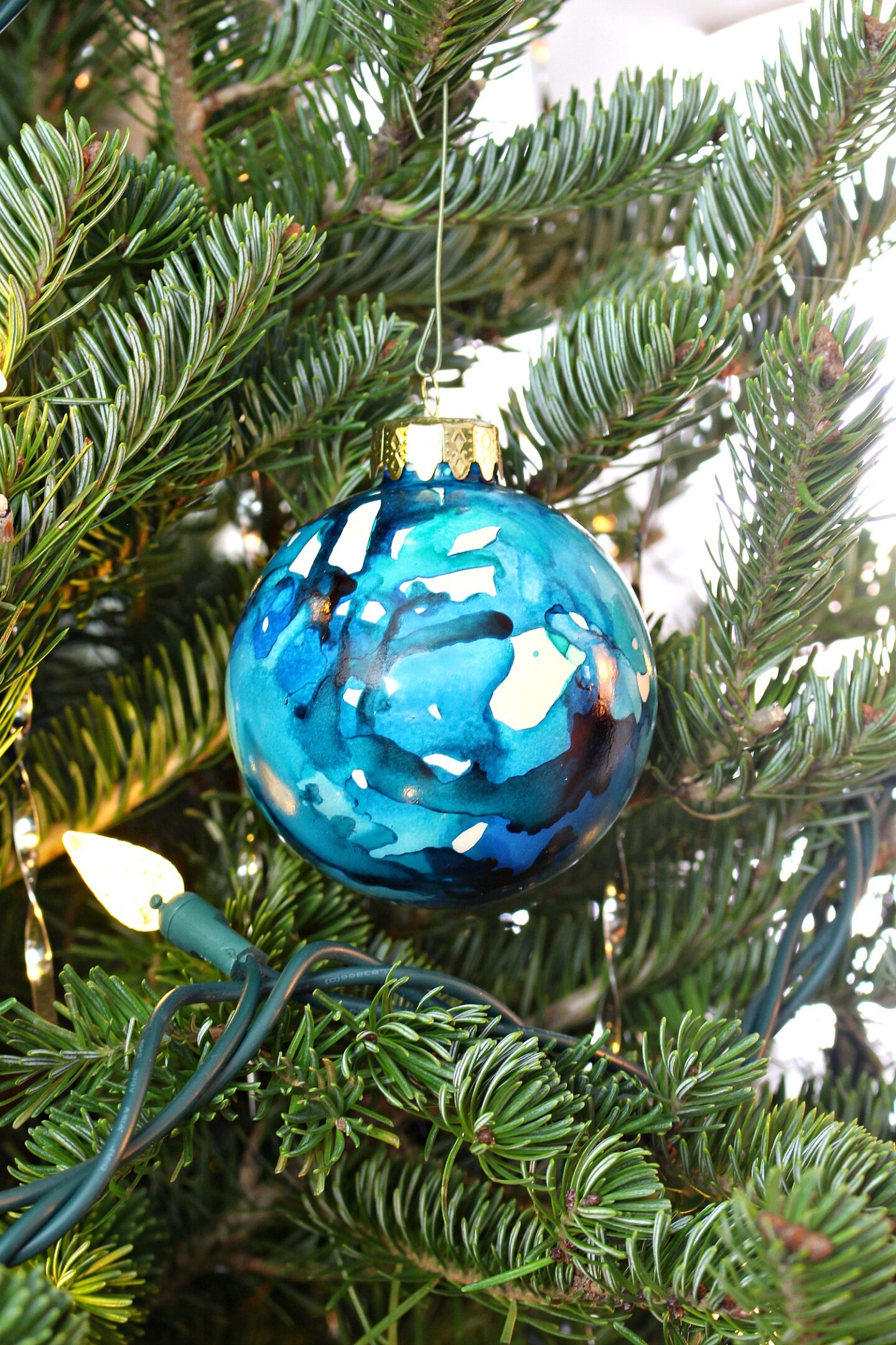 DIY Alcohol Ink Christmas Ornaments | Dans le Lakehouse