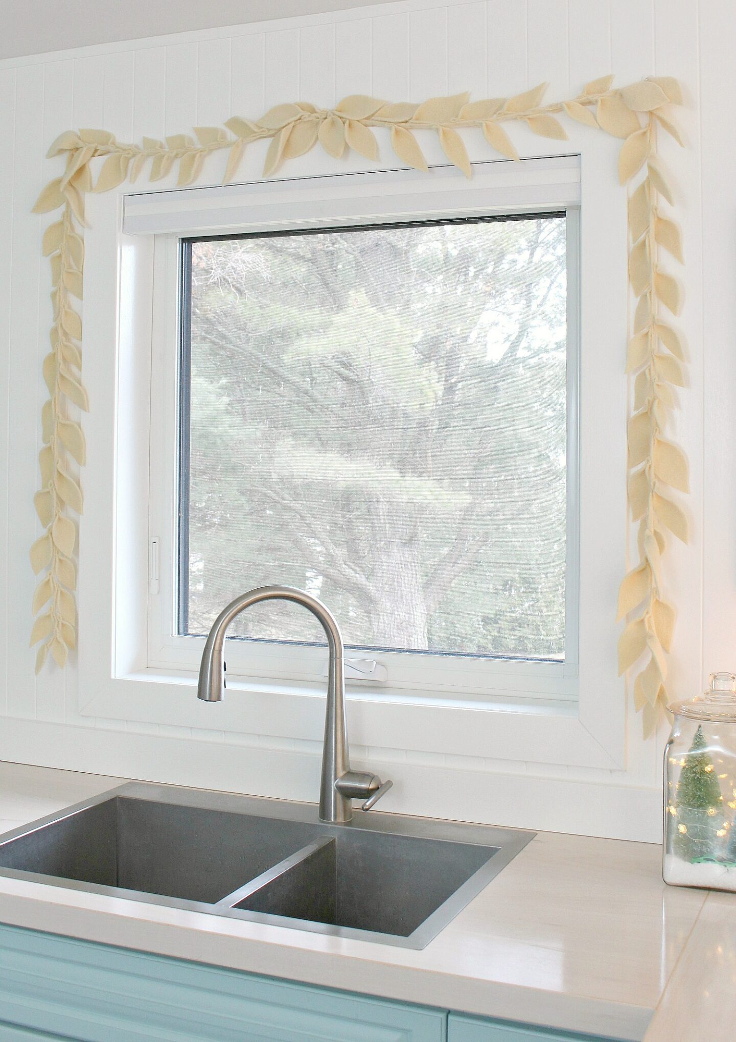 DIY felt leaf garland