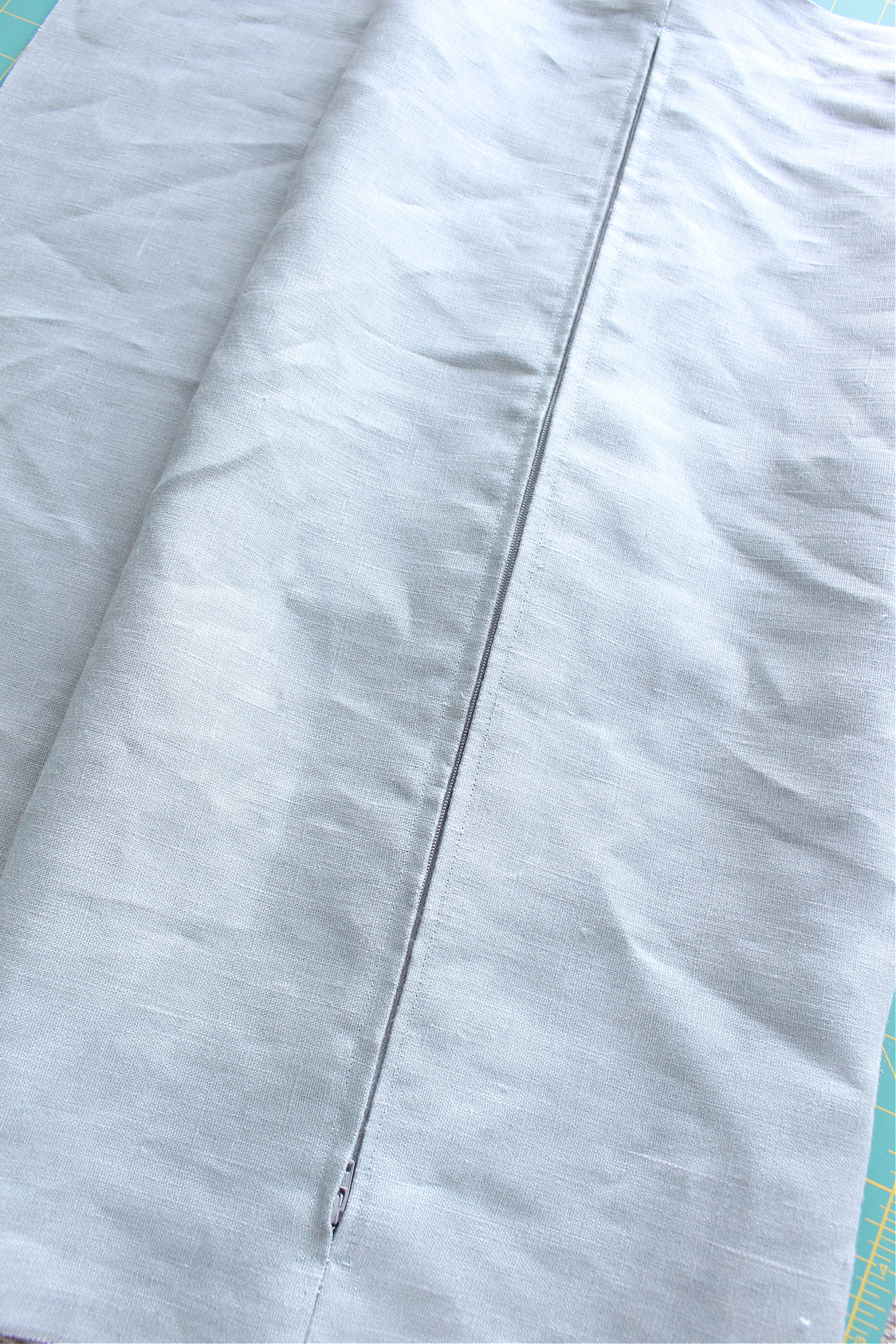 How to Insert a Zipper into a Pillow