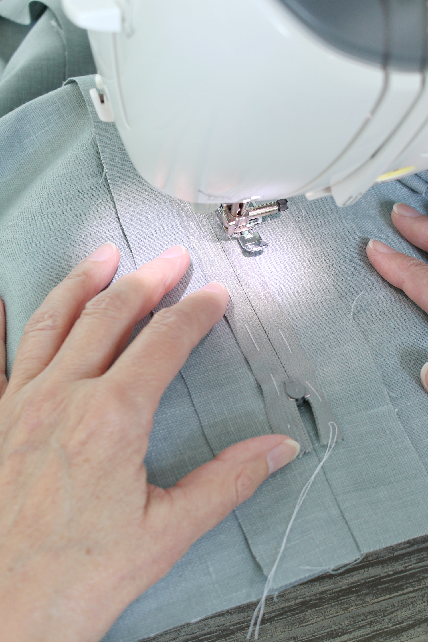 How to Insert a Zipper into a Pillow