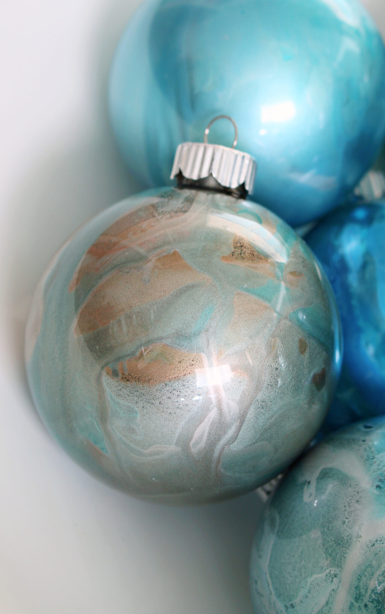 How to Make Alcohol Ink Ornaments | Dans le Lakehouse