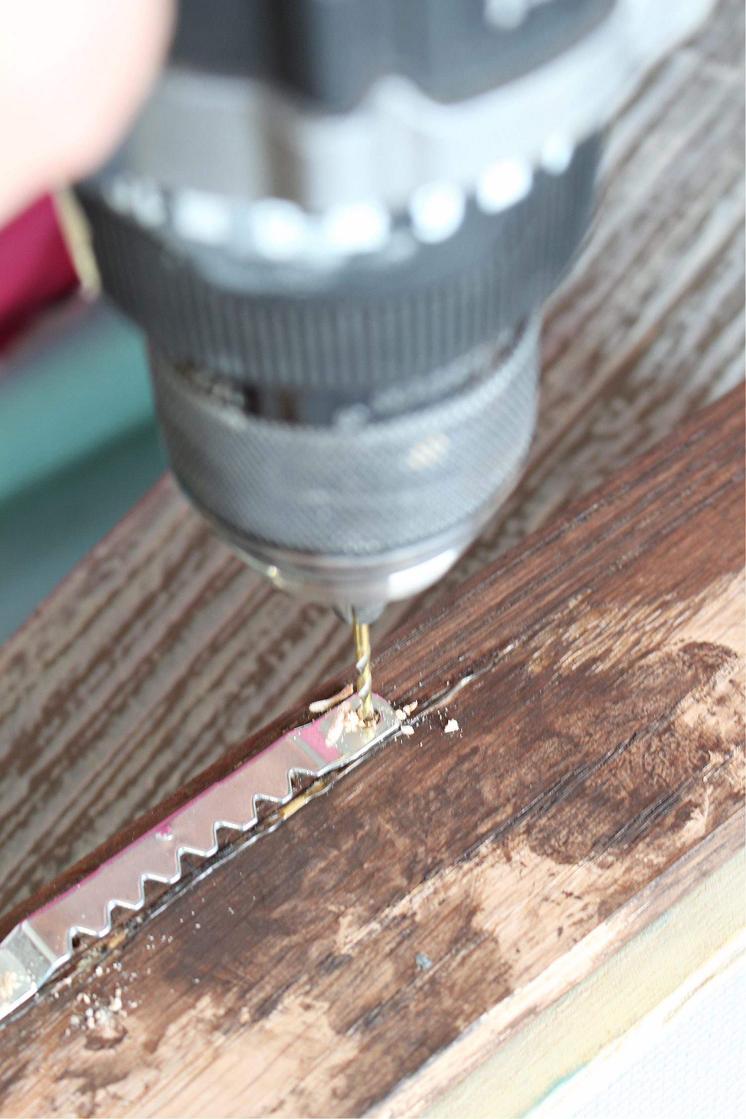 How to Use Sawtooth Hangers