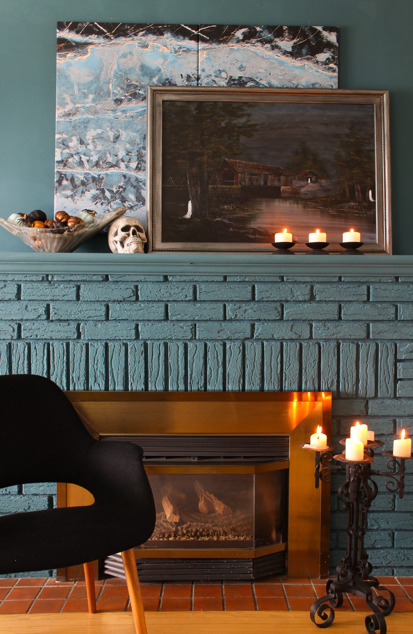 Looking for Ghost Painting Ideas? Try this easy DIY thrifted ghost painting tutorial. 