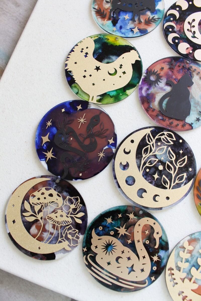 DIY Cricut Acrylic Disc Garland for Halloween | Dans le Lakehouse