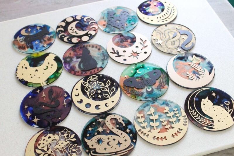 DIY Cricut Acrylic Disc Garland for Halloween | Dans le Lakehouse