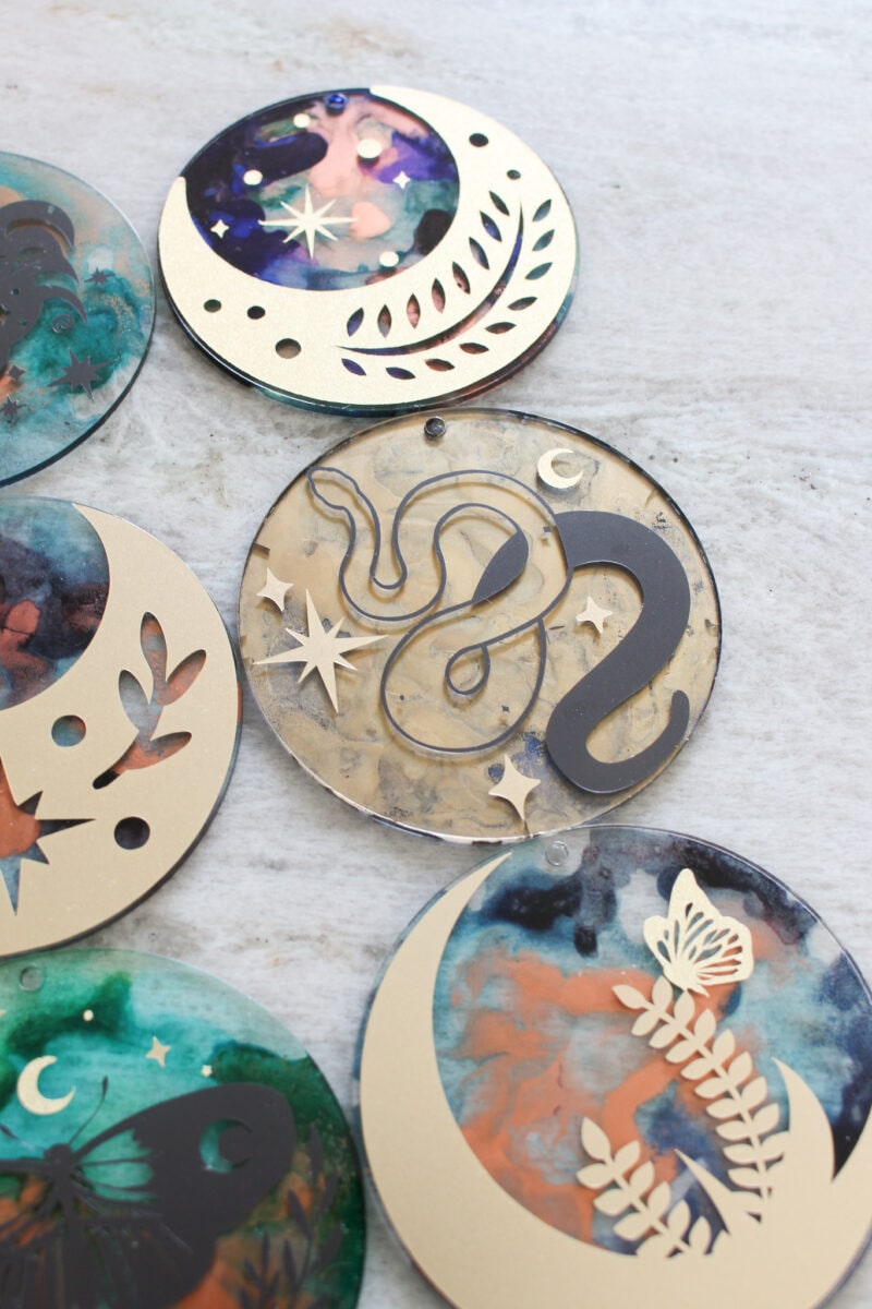 DIY Cricut Acrylic Disc Garland for Halloween | Dans le Lakehouse