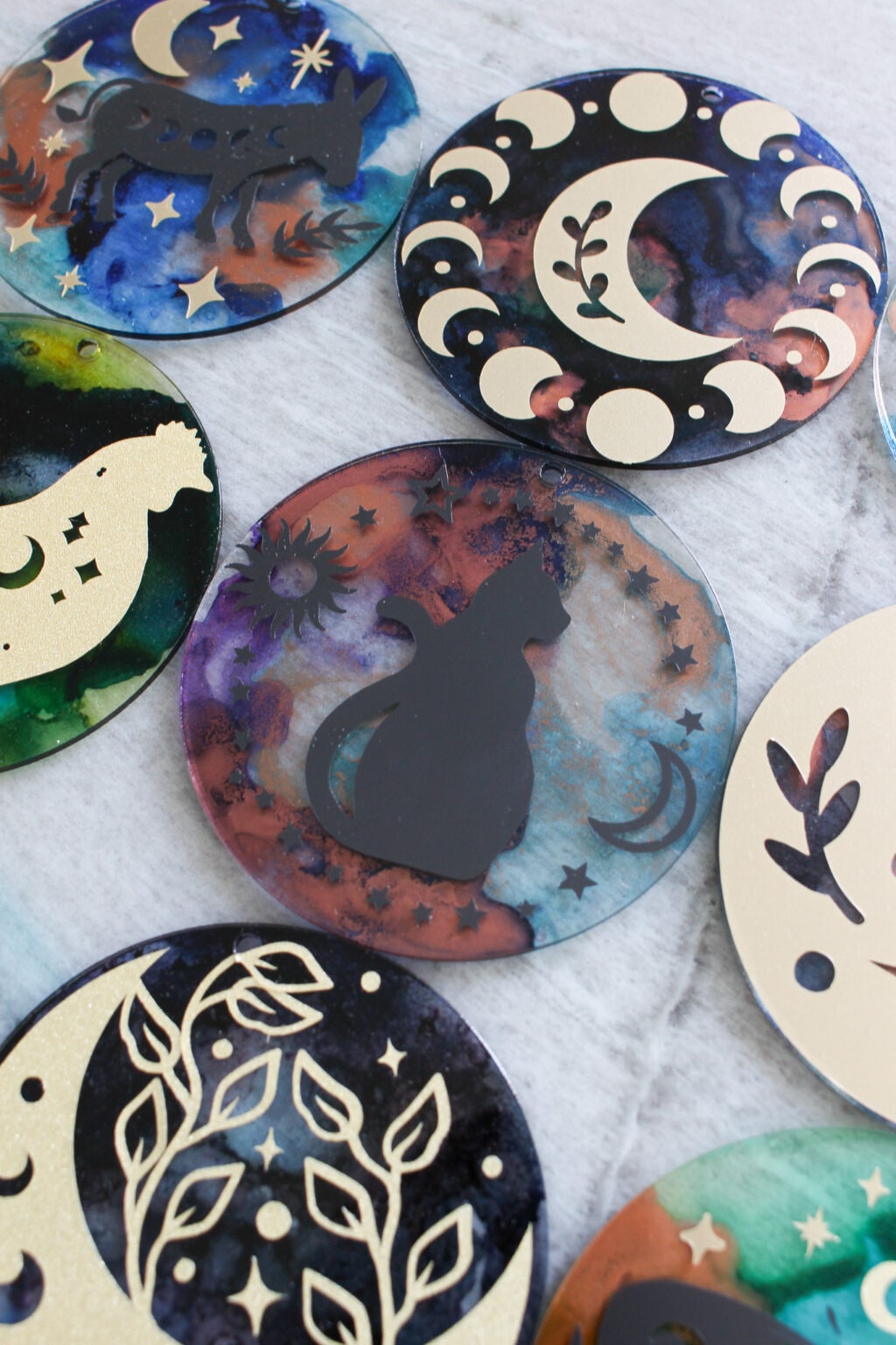 DIY Cricut Acrylic Disc Garland for Halloween | Dans le Lakehouse
