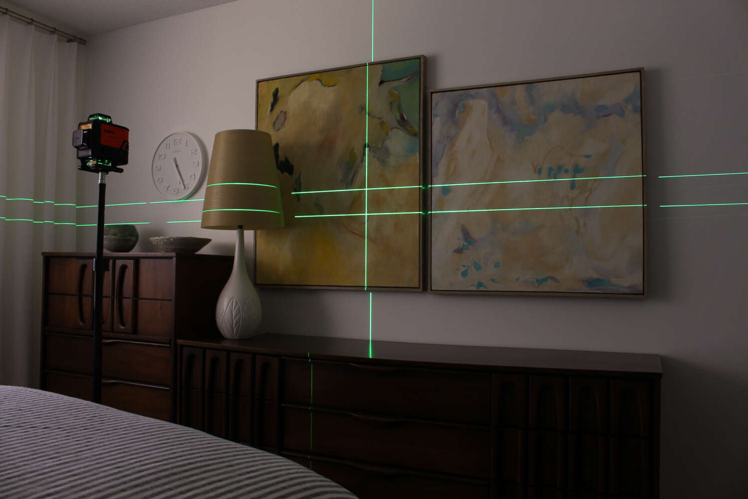 4D laser level has 2 horizontal lasers and 2 vertical lasers