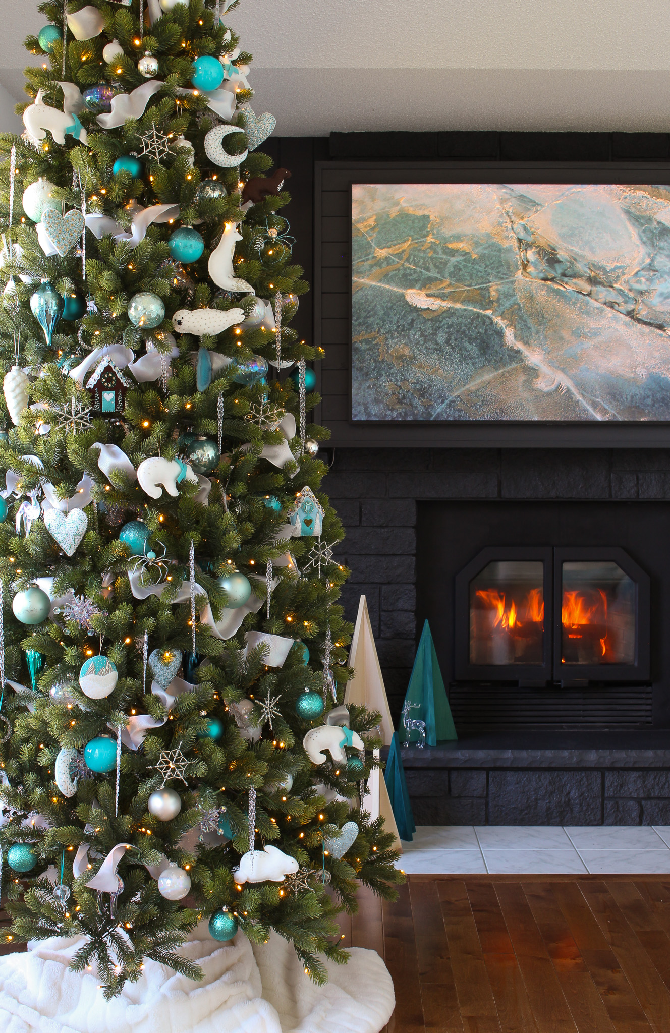 An Artificial Christmas Tree that's easy to set up!