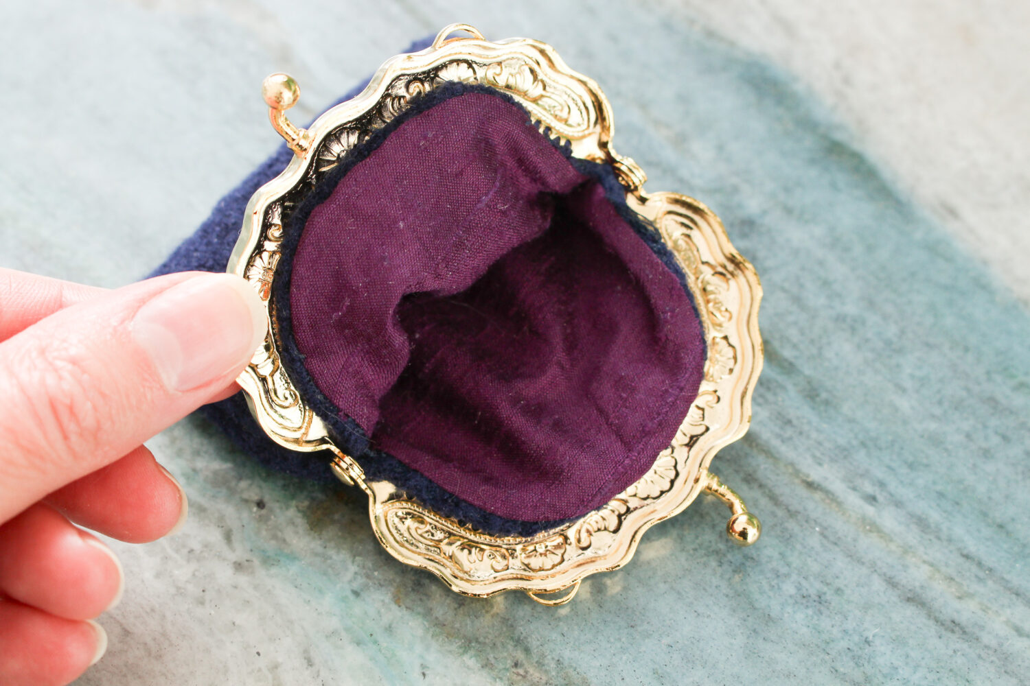 What is a Kiss Lock Clasp?