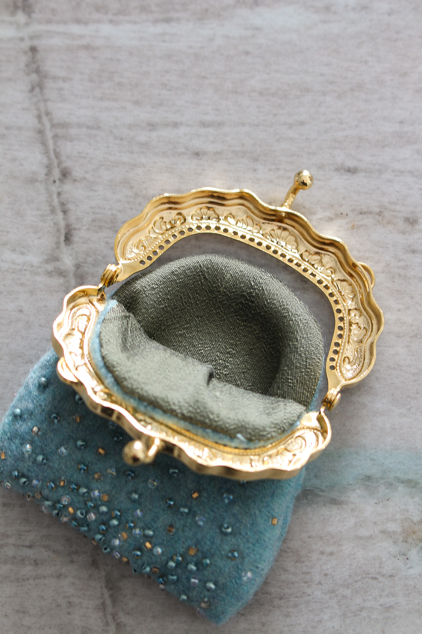 How to Attach a Kiss Lock Clasp